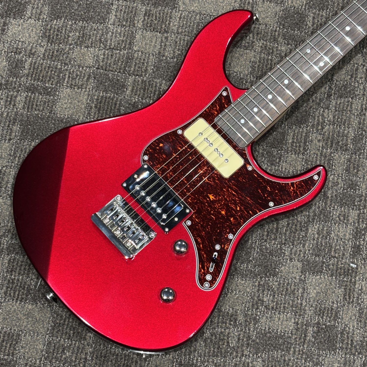 商品の詳細、状態などは【 横須賀店 】046-821-0700または『商品についてのお問合せ』ボタンよりお問合せ下さい。エレキギター【付属品】ソフトケース【状態】フレット残り：9割トラスロッドの余裕：両方向余裕あり傷や汚れ：ネックジョイント部割れあり。ボディ各部小傷あり。金属パーツくすみあり。電装パーツ：問題無しジャック：問題無し【保証】6ヵ月※中古商品をご注文の方へ商品状態は画像の通りです。中古商品の為、傷や色あせ等見た目上気になる点がある場合がございます。なるべく画像にてご確認いただける様掲載をしておりますが、目視や写真では確認しにくい傷や、改造、加工がある場合がございますのでご理解の上ご注文ください。気になる点がございましたらご注文前にご連絡ください。記載の商品状態に関しましては掲載時の店頭での状態となります。ギターやベースは環境により状態が変化するため、商品到着時に状態が変化している場合がございます。特にネックの反りは環境の影響を受けやすいため、ネックの状態変化に伴って弦のビビリや弦高の変化が生じる場合がございます。予めご了承ください。上記理由により、記載の商品状態は参考程度にお考えください。●当サイトでは転売や営利目的としたご注文に関してはキャンセル対応をさせていただきます。●こちらの商品は店頭でも同時に販売しております。●店頭や他のサイトでの売却時には商品情報の削除は迅速な対応を心がけておりますが万が一ご注文後に売切れとなっておりました場合は誠に申し訳ありませんがご了承下さい。●商品によって調整等でお届けにお時間をいただく場合がございます。●当店ではお買い上げ明細書のお渡しは行っておりません。　ご希望の場合はご注文後、お問い合わせよりご連絡下さいませ。　メールにてPDF形式のものをお送りさせていただきます。