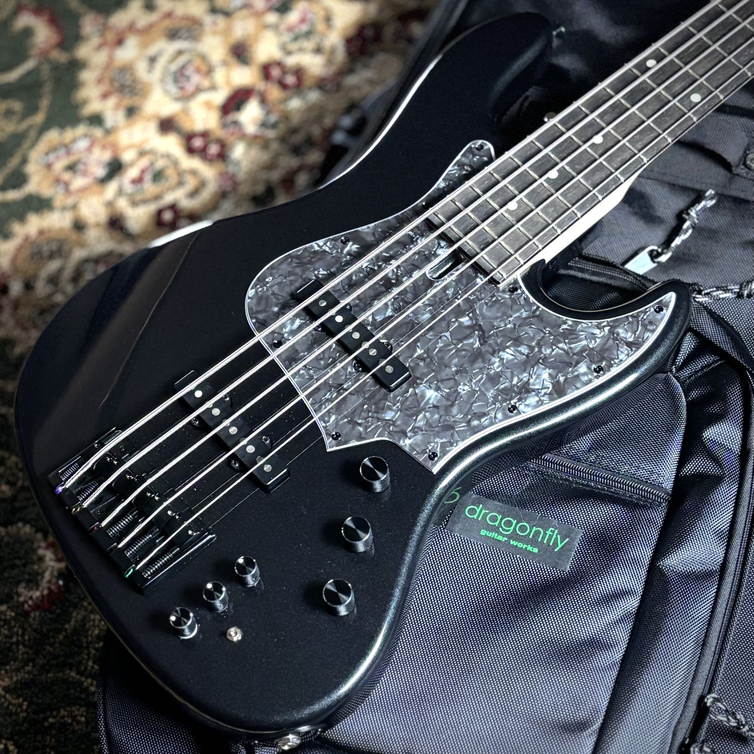 商品の詳細、状態などは【 仙台長町モール店 】022-304-2261または『商品についてのお問合せ』ボタンよりお問合せ下さい。ベースBODY:L.ASHNECK:HARD MAPLE 34 inchHEAD THIN:17mmFINGER BOARD:PAUFERRONUT:COW BONE48mmFRET:#214 (SILVER NICKEL)PU:DCJB5 N/BCONTRO:VOL,BALANCE,TONEHI/MID/LO,PASSIVE/ACTIVE SWPREAMP:DCP-3TUNER:GOTOH GB528BRIDGE:404BOFINISHNECK:SATIN NATURALBODY:GROSS FINISH※中古商品をご注文の方へ商品状態は画像の通りです。中古商品の為、傷や色あせ等見た目上気になる点がある場合がございます。なるべく画像にてご確認いただける様掲載をしておりますが、目視や写真では確認しにくい傷や、改造、加工がある場合がございますのでご理解の上ご注文ください。気になる点がございましたらご注文前にご連絡ください。記載の商品状態に関しましては掲載時の店頭での状態となります。ギターやベースは環境により状態が変化するため、商品到着時に状態が変化している場合がございます。特にネックの反りは環境の影響を受けやすいため、ネックの状態変化に伴って弦のビビリや弦高の変化が生じる場合がございます。予めご了承ください。上記理由により、記載の商品状態は参考程度にお考えください。中古保証：6ヶ月◆◇【遠方のお客様でもお試しできます】◇◆まずは展示店である島村楽器 仙台長町モール店までご連絡ください。商品ページ下部「この商品の「問い合わせ」はこちら」からメールにてお問い合わせいただけます。※お電話でも承れます(TEL：022-304-2261)　必ず掲載担当：新郷(あました)をお呼びください。?試奏までの流れ?1.在庫状況等を仙台長町モール店までお問い合わせください。2.メールもしくはお電話にて試奏する店舗、日時を決定いたします。3.希望の店舗にギターが到着次第、ご連絡いたします。※ご不明点等ございましたらお気軽にお問い合わせください。-----------------------------------------------------【お支払いに便利なWebショッピングクレジットもご利用できます】★最大36回払いまで分割手数料0円！Web限定キャンペーン実施中！★クレジットカードが不要の分割払いで、お客様はお持ちのスマートフォンやパソコン上で簡単にお手続きを完結できます。※42?120回払いまでは超低金利での分割払いも可能です。-------------------------------------------フレット残り：8割程トラスロッドの余裕：有打痕・傷や汚れ：目視では無し 綺麗です見落としの際は申し訳ございません電装パーツ・ジャック：問題無し重量：3.80Kg持った感じ軽いです！超絶目玉となる中古品が入荷しましたよ！あのdragonflyのCLシリーズのL.Ashモデルが入荷しました！みてください…この漆黒のボディと装飾！国産ハイエンドの名にふさわしい佇まい！そしてサウンド、プレイアビリティは言語化するならば「至高」という言葉がぴったりですね！日本製のベースは非常に高いセンスで自分の出したい音を即座に出し、そして止めることが出来る物が多いですが、こちらはそのスピード感が群を抜いておりますFenderのような乾いたサウンドかと言われたらまた違いますが非常に扱いやすい1本ですそして、イコライジング可能なアクティブ回路を持ち、パッシブとの切り替えも可能アクティブは、その特性に寄ってしまうことも多いですがこちらは非常に素直です確率したご自身のプレイスタイルをストレートに体現するにはこのベースが最適と言えましょう使用歴も少なく、外装もとても綺麗ですばっちり調整の上お届け致しますおそらく競争も激しいものとなる予想がされます…是非とも目に止まった方は迷わずご購入してみてください！●当サイトでは転売や営利目的としたご注文に関してはキャンセル対応をさせていただきます。●こちらの商品は店頭でも同時に販売しております。●店頭や他のサイトでの売却時には商品情報の削除は迅速な対応を心がけておりますが万が一ご注文後に売切れとなっておりました場合は誠に申し訳ありませんがご了承下さい。●商品によって調整等でお届けにお時間をいただく場合がございます。●当店ではお買い上げ明細書のお渡しは行っておりません。　ご希望の場合はご注文後、お問い合わせよりご連絡下さいませ。　メールにてPDF形式のものをお送りさせていただきます。