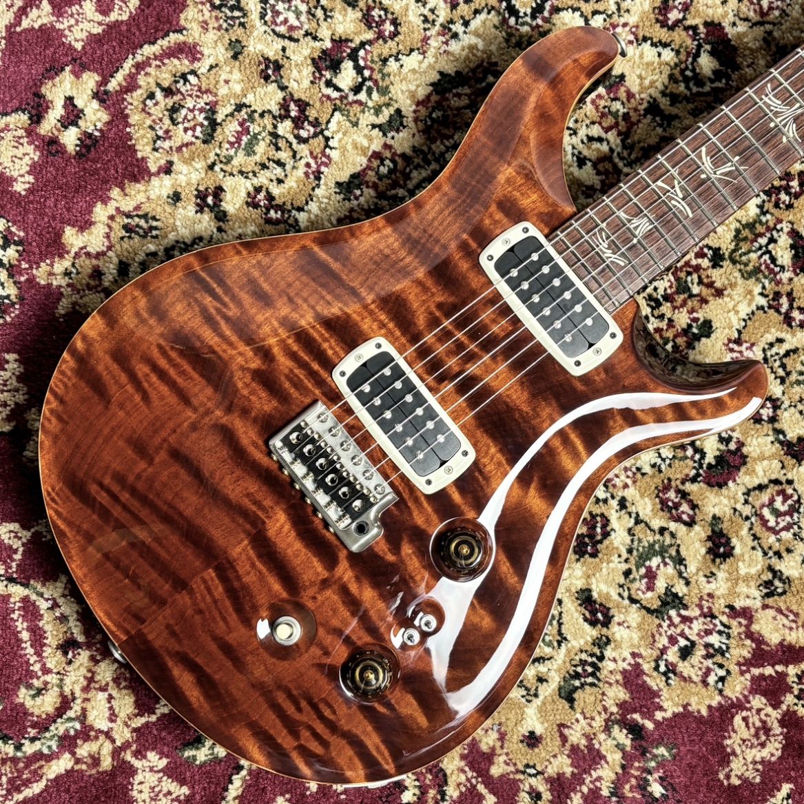 商品の詳細、状態などは【 モラージュ菖蒲店 】0480-87-1920または『商品についてのお問合せ』ボタンよりお問合せ下さい。エレキギターNeck Wood : MahoganyNeck Construction : One-PieceTruss Rod : PRS Double-ActingNeck Shape : PatternFretboard Wood : RosewoodFretboard Radius : 10”Treble Pickups : Paul'sBass Pickups : Paul'sControls : Volume & Tone Control w/ 3-way Toggle Pickup Switch and Two Mini-Toggle Coil-Tap SwitchesFretboard Inlay : Brushstroke BirdsHeadstock Logo : Signature, InlaidNumber of Frets : 22Scale Length : 25”【商品の特徴】Paul’s Guitarは、PRSの歴史の中でModern Eagle同様、創設者であるポールのサウンドに関する新しいアイデアを次々と反映させてきたモデルであり、木材の選定からピックアップに至るまで、ポール自らが全ての仕様を決定しました。Paul’s Gutiarはポールのギタービルダーとしての側面だけでなく、あらゆるジャンルや環境で活躍するギターを必要とするひとりのギタープレイヤーとしての願望を具現化したモデルでもあります。【商品の状態】・フレット：残り8割程度・トラスロッド：締める方向、緩める方向各60°の動き問題ありません・電気系統：問題なし・ネック：問題なし・傷など：画像に写らない程度の僅かばかりのスクラッチ傷や小傷はありますが、使用感の少ない個体であり、比較的綺麗な状態を保っています。金属パーツにくすみ、線キズあり。（各部の詳細は掲載画像をご参照ください）⇒現状、演奏性に関する問題はありません。ー店頭メンテンナンス内容ー・弦交換済み・全体調整済み・フレット磨き済み・指板オイルケア済み・ボディ磨き上げ済み【付属品】純正ハードケース、アーム、バードタグ、調整用レンチ【保障】当社中古保障6か月●当サイトでは転売や営利目的としたご注文に関してはキャンセル対応をさせていただきます。●こちらの商品は店頭でも同時に販売しております。●店頭や他のサイトでの売却時には商品情報の削除は迅速な対応を心がけておりますが万が一ご注文後に売切れとなっておりました場合は誠に申し訳ありませんがご了承下さい。●商品によって調整等でお届けにお時間をいただく場合がございます。●当店ではお買い上げ明細書のお渡しは行っておりません。　ご希望の場合はご注文後、お問い合わせよりご連絡下さいませ。　メールにてPDF形式のものをお送りさせていただきます。