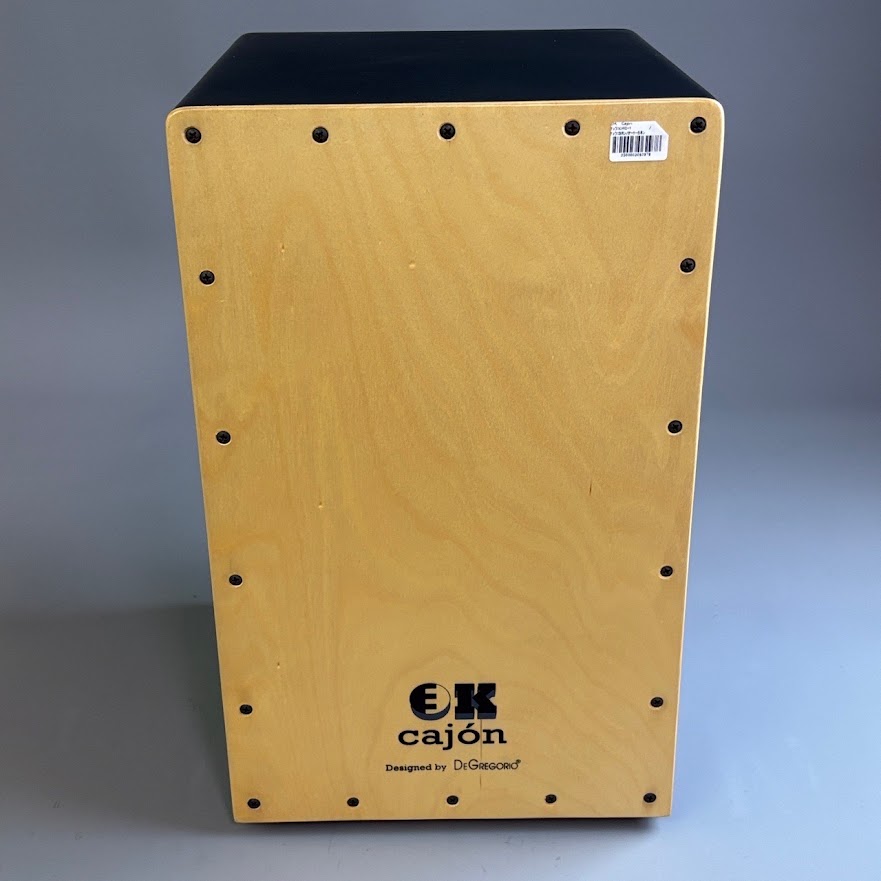 商品の詳細、状態などは【 そよら成田ニュータウン店 】0476-28-0511または『商品についてのお問合せ』ボタンよりお問合せ下さい。ドラム / パーカッション / 民族楽器 / カホン【付属品】ケース【特徴】低音もしっかり鳴ってくれる、コストパフォーマンスの高いカホンです。【仕様】打面：バーチ3mm・3PLY生産国:：インドネシア【状態】動作確認済み【保証】なし●当サイトでは転売や営利目的としたご注文に関してはキャンセル対応をさせていただきます。●こちらの商品は店頭でも同時に販売しております。●店頭や他のサイトでの売却時には商品情報の削除は迅速な対応を心がけておりますが万が一ご注文後に売切れとなっておりました場合は誠に申し訳ありませんがご了承下さい。●商品によって調整等でお届けにお時間をいただく場合がございます。●当店ではお買い上げ明細書のお渡しは行っておりません。　ご希望の場合はご注文後、お問い合わせよりご連絡下さいませ。　メールにてPDF形式のものをお送りさせていただきます。