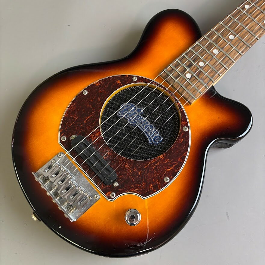 商品の詳細、状態などは【 そよら成田ニュータウン店 】0476-28-0511または『商品についてのお問合せ』ボタンよりお問合せ下さい。エレキギター / アンプ内蔵ギター / ミニギター【付属品】なし【特徴】ピグノーズアンプのコンセプトを受け継いだユニークかつ実用的なコンパクトギター、ピグノーズギター。バスウッドボディにピッチドヘッド仕様、そしてマイクロハムバッキングPUを搭載。ギターアンプと同じオープンバック構造を採用。パンチングホール入りのバックプレートにより、ナチュラルで気持ちのいいサウンドを生み出します。アウトプットジャックを装備し、外部アンプに接続もできます。【主な仕様】BODY　バスウッドNECK　メイプルFINGERBOARD　Tech Wood【状態】 動作問題なし【保証】なし●当サイトでは転売や営利目的としたご注文に関してはキャンセル対応をさせていただきます。●こちらの商品は店頭でも同時に販売しております。●店頭や他のサイトでの売却時には商品情報の削除は迅速な対応を心がけておりますが万が一ご注文後に売切れとなっておりました場合は誠に申し訳ありませんがご了承下さい。●商品によって調整等でお届けにお時間をいただく場合がございます。●当店ではお買い上げ明細書のお渡しは行っておりません。　ご希望の場合はご注文後、お問い合わせよりご連絡下さいませ。　メールにてPDF形式のものをお送りさせていただきます。