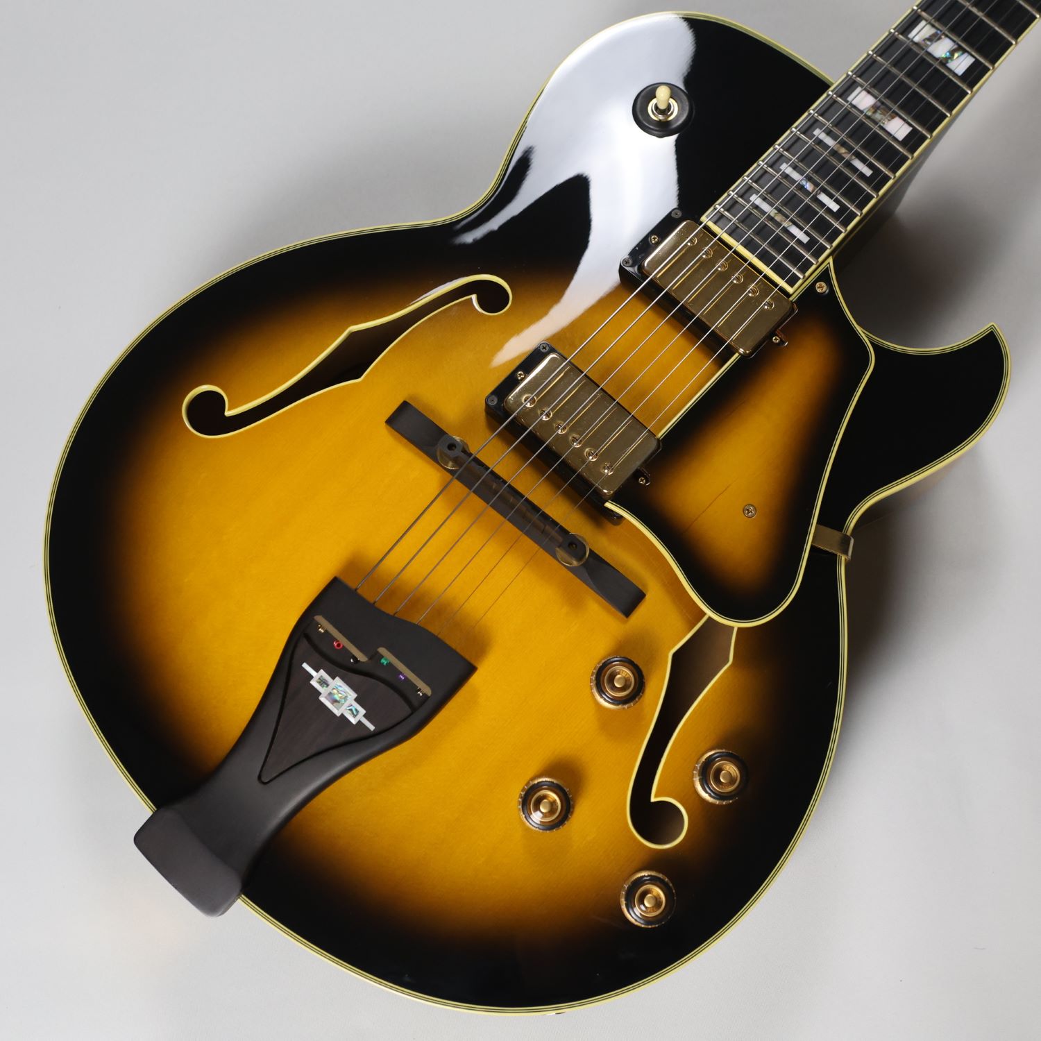 商品の詳細、状態などは【 沖縄・浦添パルコシティ店 】098-871-1020または『商品についてのお問合せ』ボタンよりお問合せ下さい。エレキギターSPECneck type LGB3pc Mapleset-in necktop/back/side Spruce top Maple backMaple sidesfretboard Bound Ebony fretboardAcrylic & Abalone block inlayfret Medium fretsPrestige fret edge treatmentnumber of frets 22bridge Ebony bridgestring space 10.4mmtailpiece LGB300 tailpieceneck pickup Super 58 (H) neck pickupPassive/Alnicobridge pickup Super 58 (H) bridge pickupPassive/Alnicofactory tuning 1E,2B,3G,4D,5A,6Estrings D'Addario ECG24 Flatwoundstring gauge .011/.015/.022w/.030/.040/.050nut Bone nuthardware color Goldトラスロット余裕ありフレット残7割程●当サイトでは転売や営利目的としたご注文に関してはキャンセル対応をさせていただきます。●こちらの商品は店頭でも同時に販売しております。●店頭や他のサイトでの売却時には商品情報の削除は迅速な対応を心がけておりますが万が一ご注文後に売切れとなっておりました場合は誠に申し訳ありませんがご了承下さい。●商品によって調整等でお届けにお時間をいただく場合がございます。●当店ではお買い上げ明細書のお渡しは行っておりません。　ご希望の場合はご注文後、お問い合わせよりご連絡下さいませ。　メールにてPDF形式のものをお送りさせていただきます。