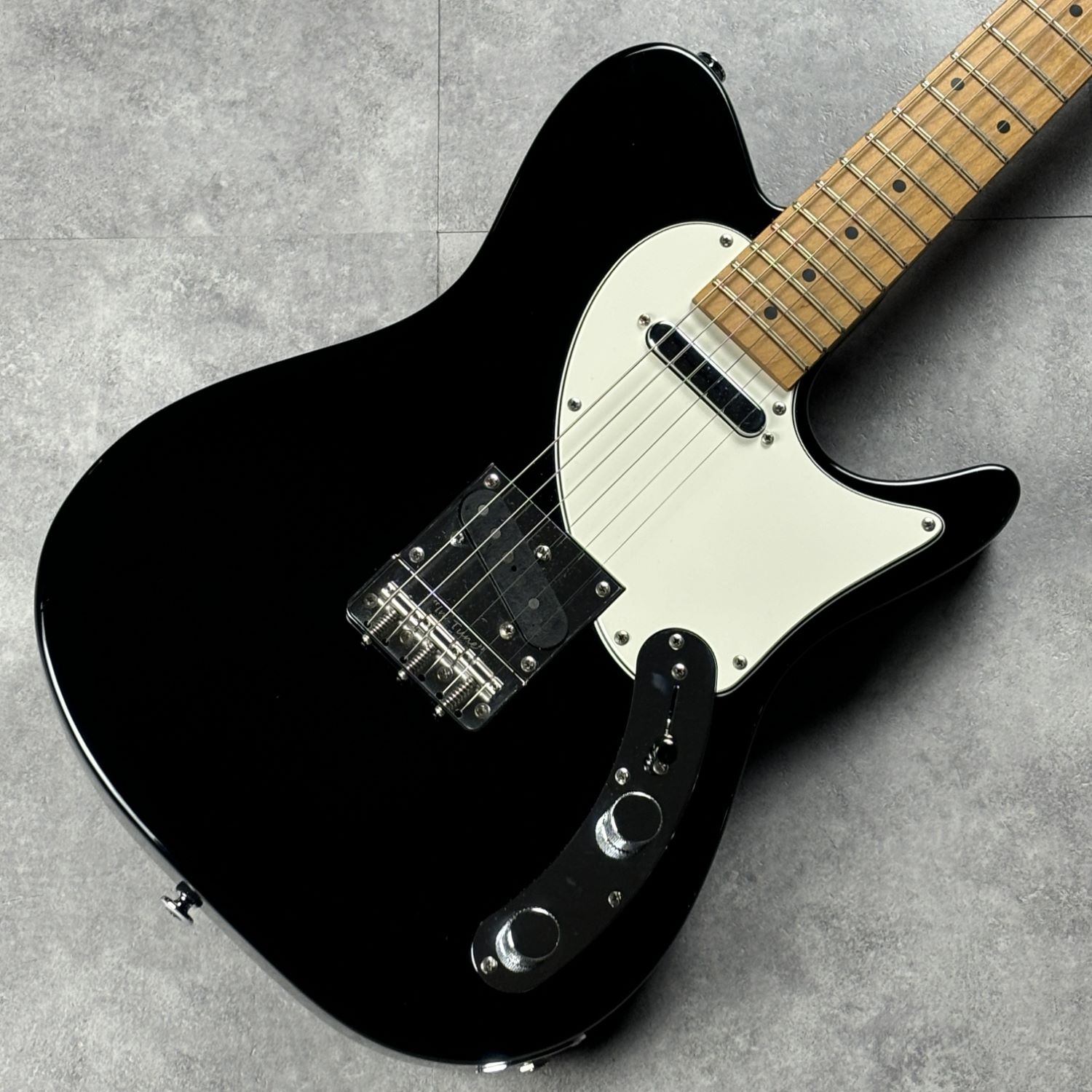 商品の詳細、状態などは【 モレラ岐阜店 】058-320-0375または『商品についてのお問合せ』ボタンよりお問合せ下さい。エレキギター / シグネイチャー / シグネチャー【状態】・動作確認の有無動作確認済※若干ガリ有・傷/打痕の有無全体に美品・フレット残量9割ほど（ステンレスフレット）・ネックコンディション若干の逆反り・トラスロッド残量左右ともに問題なく調整可能・弦高12F　6弦1.5mm　1弦1.2mm・重量約3.360kg・付属品純正ハードケース純正セットレンチ純正アーム●当サイトでは転売や営利目的としたご注文に関してはキャンセル対応をさせていただきます。●こちらの商品は店頭でも同時に販売しております。●店頭や他のサイトでの売却時には商品情報の削除は迅速な対応を心がけておりますが万が一ご注文後に売切れとなっておりました場合は誠に申し訳ありませんがご了承下さい。●商品によって調整等でお届けにお時間をいただく場合がございます。●当店ではお買い上げ明細書のお渡しは行っておりません。　ご希望の場合はご注文後、お問い合わせよりご連絡下さいませ。　メールにてPDF形式のものをお送りさせていただきます。