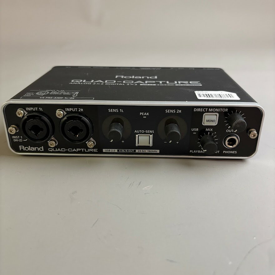 商品の詳細、状態などは【 そよら成田ニュータウン店 】0476-28-0511または『商品についてのお問合せ』ボタンよりお問合せ下さい。DTM / DAW / インターフェース / インターフェイス【付属品】なし【特徴】QUAD-CAPTUREは、OCTA-CAPTUREで好評の高音質設計“VS PREAMP”、低レイテンシーを実現する“VS STREAMING”、ワン・アクションで最適な入力レベルを設定できる“AUTO-SENSE”などを受け継いだ4 IN／4 OUT、最大24bit／192kHzのUSB 2.0オーディオ・インターフェースです。コンパクト・ボディながら、さまざまな楽器に対応する入力端子を装備。ライブ・ステージで威力を発揮するグランド・リフト機能も搭載し、過酷な環境でも安心して使える堅牢なアルミ・ボディに収めました。USBバス・パワー駆動にも対応し、自宅、ステージ、モバイル環境など、どんな環境下でもスタジオ・クラスのレコーディングを可能にする、次世代標準と呼ぶに相応しいオーディオ・インターフェースです。【状態】通電確認済み【保証】なし●当サイトでは転売や営利目的としたご注文に関してはキャンセル対応をさせていただきます。●こちらの商品は店頭でも同時に販売しております。●店頭や他のサイトでの売却時には商品情報の削除は迅速な対応を心がけておりますが万が一ご注文後に売切れとなっておりました場合は誠に申し訳ありませんがご了承下さい。●商品によって調整等でお届けにお時間をいただく場合がございます。●当店ではお買い上げ明細書のお渡しは行っておりません。　ご希望の場合はご注文後、お問い合わせよりご連絡下さいませ。　メールにてPDF形式のものをお送りさせていただきます。