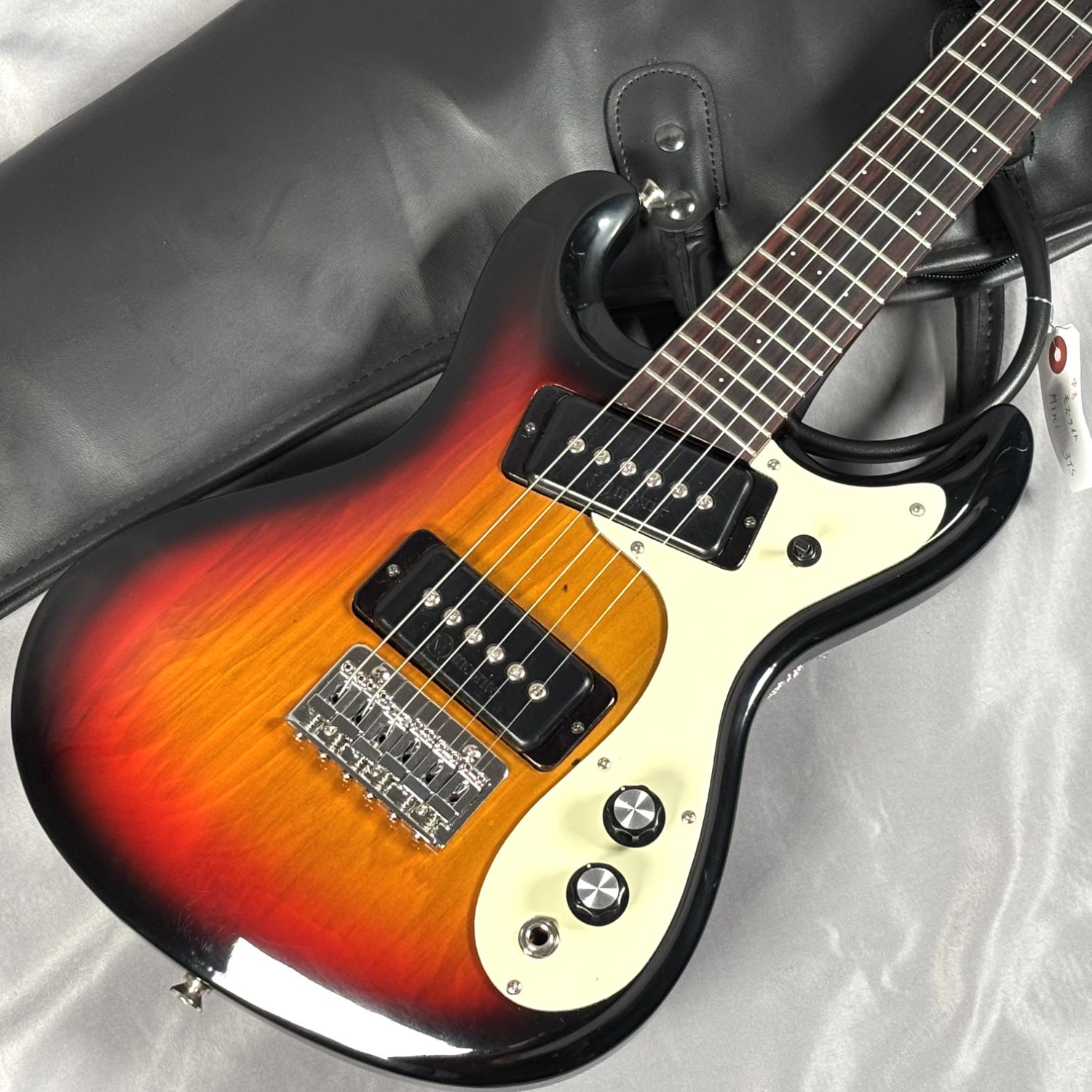 商品の詳細、状態などは【 フィール旭川店 】0166-26-1911または『商品についてのお問合せ』ボタンよりお問合せ下さい。エレキギター / ベンチャーズインテリアとしてもおすすめ！モズライトミニの中古が入荷しました。ミニギターの特性上、普通に抑えますとピッチが上がりますので、上手く加減して抑えてください。注）現状のままの販売となります。予めご了承の程よろしくお願いいたします。また、選定サービスにてお近くの島村楽器で試奏してからのご購入もできます。一度島村楽器フィール旭川店にてお問合せ下さい。【付属品】ソフトケース、6か月保証書【状態】・使用感による傷あり・フレット残り：8分・全体的にビビりあり　※アンプ通し時には気にならない程度・トラスロッドなし・電装パーツ：歪ませるとノイズ大きい・ジャック：問題なし●当サイトでは転売や営利目的としたご注文に関してはキャンセル対応をさせていただきます。●こちらの商品は店頭でも同時に販売しております。●店頭や他のサイトでの売却時には商品情報の削除は迅速な対応を心がけておりますが万が一ご注文後に売切れとなっておりました場合は誠に申し訳ありませんがご了承下さい。●商品によって調整等でお届けにお時間をいただく場合がございます。●当店ではお買い上げ明細書のお渡しは行っておりません。　ご希望の場合はご注文後、お問い合わせよりご連絡下さいませ。　メールにてPDF形式のものをお送りさせていただきます。