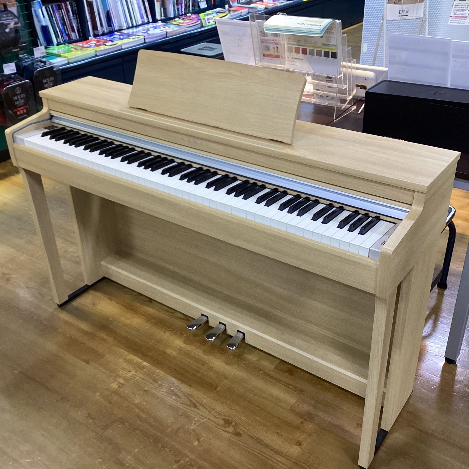 商品の詳細、状態などは【 新潟ビルボードプレイス店 】025-240-4666または『商品についてのお問合せ』ボタンよりお問合せ下さい。【特徴】●吸収力の高い低反発クッションをアクション各部に配置する、カワイ独自の静音構造により、鍵盤自体のカタカタ音を抑制。ピアノ音がよりきれいに響くため、周囲に気兼ねすることなく、気持ちよく練習することが可能です。●アップライトピアノ音を含む8種類のピアノ音を搭載。曲や気分に合わせて自由に音色を選択できます。●軽量かつコンパクトで、高性能な12cmの真円スピーカーを2つ搭載。ベーシックモデルでありながら、ピアノ音源の本質を余すところなく引き出し、包み込まれるような豊かなピアノサウンドを実現しました。【配送方法】こちらの商品は新潟県よりピアノ専門の運送業者にて配送いたします。基本配送設置料金対応地区新潟県(離島を除く)●上記の地区へのお届けは基本配送設置料金はサービス（無料）となります(2階への設置は別途料金が掛かります)。●その他の地区へは別途お見積りの上、追加料金を頂戴します。【配送日】●ご希望日と併せてご相談の上での決定になります●時間の指定は出来ません（午前午後含めて）[ご注意]配送設置先のご住所、階数、エレベーターの有無を【備考欄】にご記入のうえ、お問い合わせ下さい。送料確認後、合計金額を折り返しご連絡致します。※こちらの商品は同時に店頭でも販売しております。　　売却時の商品情報の削除は迅速を心掛けておりますが、万一ご注文後に売り切れとなっておりました場合は、　　誠に申し訳ございませんがご容赦ください。※商品によって調整等でお届けにお時間をいただく場合がございます。※商品のお問い合わせ、ご購入はメールでの対応を優先させていただく事を予めご了承ください。【主な仕様】●鍵盤：88鍵 レスポンシブ・ハンマー・アクション3●ピアノ音源：PHI 88鍵ステレオサンプリングピアノ音源●最大同時発音数：192音●音色：19音色●スピーカー：12cm×2（フルレンジスピーカー）●重量：43kg●サイズ：幅1360mm×奥行405mm×高さ860mm※付属品のヘッドホンは保証対象外となります。※イス別売り●当サイトでは転売や営利目的としたご注文に関してはキャンセル対応をさせていただきます。●こちらの商品は店頭でも同時に販売しております。●店頭や他のサイトでの売却時には商品情報の削除は迅速な対応を心がけておりますが万が一ご注文後に売切れとなっておりました場合は誠に申し訳ありませんがご了承下さい。●商品によって調整等でお届けにお時間をいただく場合がございます。●当店ではお買い上げ明細書のお渡しは行っておりません。　ご希望の場合はご注文後、お問い合わせよりご連絡下さいませ。　メールにてPDF形式のものをお送りさせていただきます。