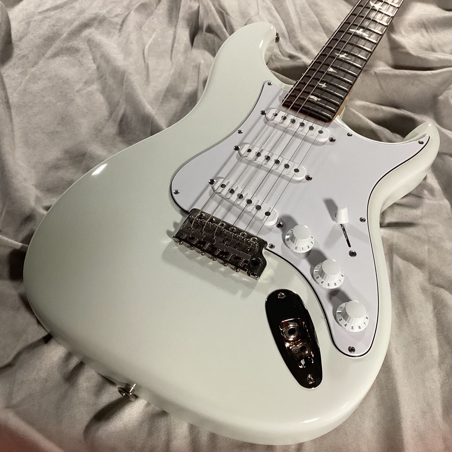 商品の詳細、状態などは【 イオンモール太田店 】0276-47-8222または『商品についてのお問合せ』ボタンよりお問合せ下さい。エレキギター【商品状態】※2025年1月にご購入されたものになります。■ネックの状態：良好（ストレート）■フレットの減り：ほぼなし■トラスロッド：余裕あり■電装パーツ：良好BODYBody Construction : SolidbodyBody Wood : AlderTop Carve : Flat TopFinish : NitroNECKNumber of Frets : 22Scale Length : 25.5"Neck Wood : MapleNeck Construction : ScarfedTruss Rod : PRS Double-ActingNeck Shape : 635JM-R (Rosewood Fretboard)Neck Depth at the 1/2 Fret : 55/64"Neck Depth at the 12 1/2 Fret : 63/64"Neck Width at the Nut : 1 21/32"Neck Width at the Body : 2 15/64"Fretboard Wood : RosewoodFretboard Radius : 7.25”Fretboard Inlay : Small Birds●当サイトでは転売や営利目的としたご注文に関してはキャンセル対応をさせていただきます。●こちらの商品は店頭でも同時に販売しております。●店頭や他のサイトでの売却時には商品情報の削除は迅速な対応を心がけておりますが万が一ご注文後に売切れとなっておりました場合は誠に申し訳ありませんがご了承下さい。●商品によって調整等でお届けにお時間をいただく場合がございます。●当店ではお買い上げ明細書のお渡しは行っておりません。　ご希望の場合はご注文後、お問い合わせよりご連絡下さいませ。　メールにてPDF形式のものをお送りさせていただきます。