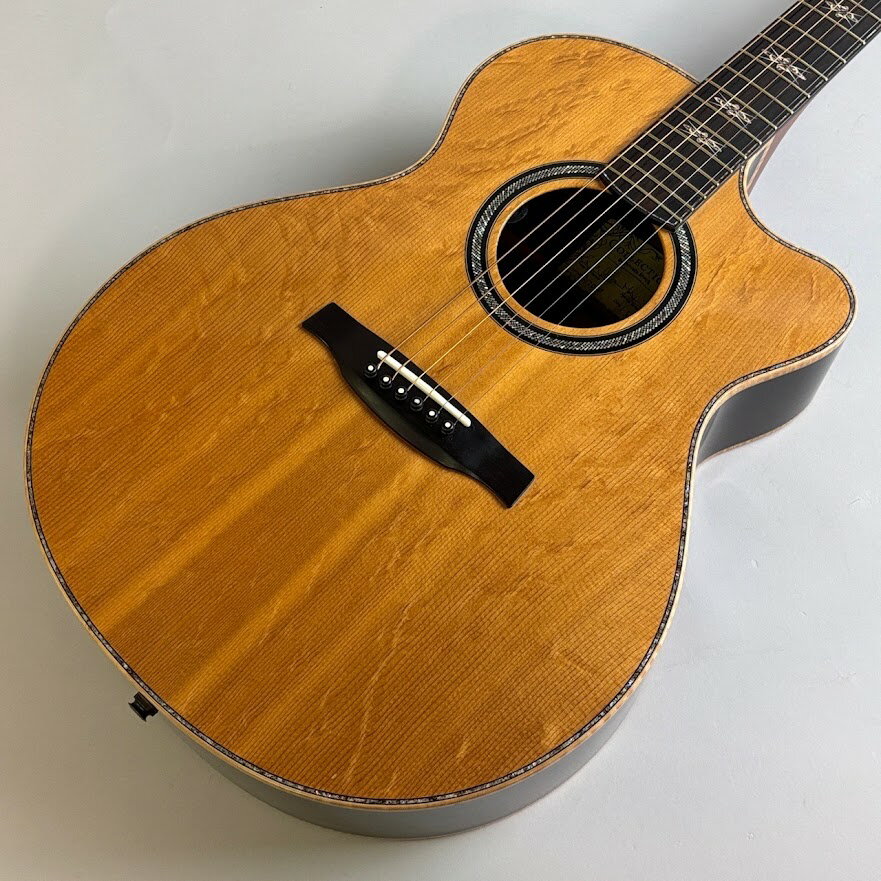 商品の詳細、状態などは【 そよら成田ニュータウン店 】0476-28-0511または『商品についてのお問合せ』ボタンよりお問合せ下さい。エレキギター試奏や商品に関するお問い合わせはそよら成田ニュータウン店まで直接ご連絡をお願いします。当店へご連絡いただいた方へ優先的にご案内させていただきます。【付属品】ハードケーススペックシート【特徴】コレクション・シリーズのバックとサイドは、アフリカン・ブラックウッド材を使用しています。このローズウッドは、多くのギター製作者から地球上で最も優れた響きを持つローズウッドとして高く評価されています。非常に濃い色で、明るい光の下では美しい木目がはっきりと見て取れます。トップは、非常に硬いシトカ・ベアクロー材の古いバッチから作られています。検討対象となったトップ材のうち、今回の生産に使用できると判断されたのはわずか3分の1でした。その色だけでも、木材の古さがお分かりいただけるでしょう。トップ材には、一切の着色や調色は施されていません。ネック材は、現在ではコレクション・シリーズの楽器でのみ入手可能な非常に希少なペルナンブコ材を使用しています。この木材本来の色合いをそのまま残しました。木材の色は鮮やかなオレンジから乳白色まで様々です。この木材の素晴らしい点は、他のどの木材よりも音速が速いことです。3万5000ドルもするバイオリンの弓を買う人は、ペルナンブコ材で作られています。この楽器の最初の1本が組み立てられた時、私は「わあ、いい音だ！」と思いました。非常に均一な音で、これまで作ってきたどのアコースティックギターとも違います。さらに、ネックの幅は今までにない試みです。マーティン・シンプソンとトニー・マクマナスのモデルのちょうど中間くらいのスペックです。本当に気に入っています！この楽器は「コンサートレベル」の高品質な家宝級のギターを目指しており、今後何年もこの評価を受けていくと信じています。【仕様】■Model: Collection Martin Simpson/Tony McManus Angelus■Neck wood: Pernambuco■Fingerboard wood: African Blackwood■Top wood: Sitka Bearclaw Spruce with paua heart /black purfling■Back & side woods: African Blackwood with black maple/black purfling■Headstock Veneer wood: Ebony■Neck Carve: Simpson/McManus■Side Dots: Gold■Color/Stain: Natural■Fingerboard inlays: Collection Celtic-cross inlays of paua heart, 14 karat gold, mammoth ivory with paua purfling■Headstock veneer inlays: Paul Reed Smith hand written signature and mammoth ivory "Collection" inlay with paua heart purfling■Rosette: Ebony/Gellic-cross of paua heart, green select abalone and 14 karat gold■Finish type: High gloss nitro■Electronics: PRS Acoustic system■Hardware: Ebony bridge and pins with mammoth ivory inlays and Robson tuning pegs with ivoroid buttons【状態】工房にて調整済　2025/11・サドル作成→牛骨特注品(幅広)※オリジナルあり・ブリッジ剥がれ修正・バックブレイシング修正ネック：ジョイントからロー下がり気味フレット残：7-8割電装系：問題なし弦高：6弦側2.50mm 1弦側2.00mm【保証】6か月●当サイトでは転売や営利目的としたご注文に関してはキャンセル対応をさせていただきます。●こちらの商品は店頭でも同時に販売しております。●店頭や他のサイトでの売却時には商品情報の削除は迅速な対応を心がけておりますが万が一ご注文後に売切れとなっておりました場合は誠に申し訳ありませんがご了承下さい。●商品によって調整等でお届けにお時間をいただく場合がございます。●当店ではお買い上げ明細書のお渡しは行っておりません。　ご希望の場合はご注文後、お問い合わせよりご連絡下さいませ。　メールにてPDF形式のものをお送りさせていただきます。