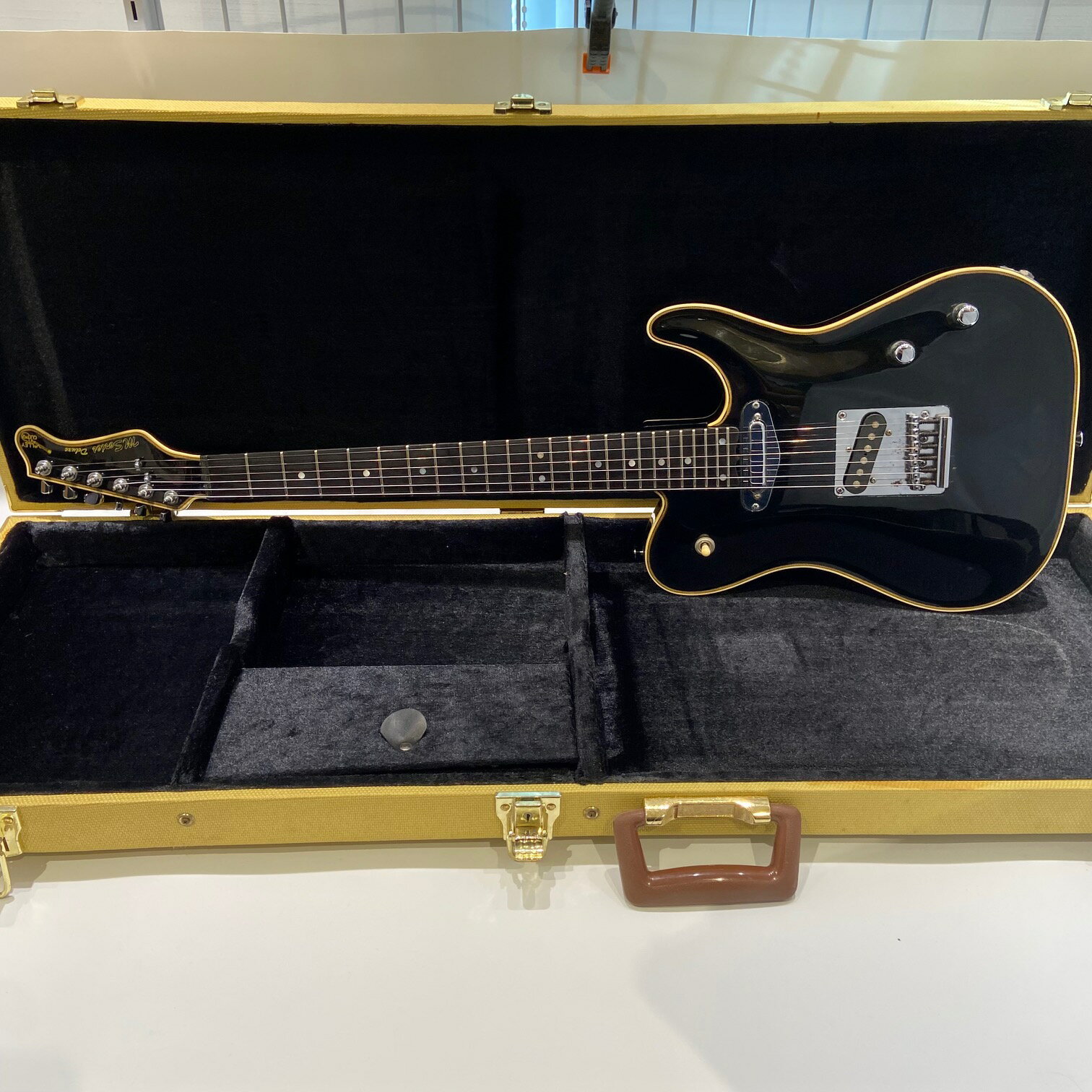 商品の詳細、状態などは【 COCOSA熊本店 】096-327-4066または『商品についてのお問合せ』ボタンよりお問合せ下さい。エレキギター【状態】ネック：ストレートロッド：両側共に余裕あり。弦高(12F)：6弦1.9mm〜1弦1.8mmほどフレット：90％残りサウンド：良好キズ・状態：ウェザーチェックが多少入っております。ヘリンボーン部若干の焼けによる白濁あり。金属パーツ錆あります。経年による擦り傷などはボディ全体にあります。ピックアップは恐らく交換されております。重量：2.95kgシリアル：5133【付属品】ハードケース付属【保証】6か月ボディ：マホガニーネック：マホガニー指板：エボニーフレット：24スケール：628mmナット幅：42mmネックジョイント：ボルトオンピックアップ：不明コントロール：1Vol,1Tone,3Way Toggleバレーアーツのテレキャスタータイプ、ボディはディンキータイプで若干小柄でホロウボディの為非常に軽量で取り回しは抜群です。マッチングヘッドのブラックカラーでバインディング部にはヘリンボーンの装飾が施されたカスタムタイプの様なルックス、指板はエボニー材、つば出しの24F仕様、ミディアムスケールという唯一性の高い仕様に子性抜群のルックスもたまりません。ピックアップは恐らく交換されておりますがフレットの消耗も非常に少なくネックも綺麗なストレートが保たれております。現在では殆ど出回らない希少なモデルです。●当サイトでは転売や営利目的としたご注文に関してはキャンセル対応をさせていただきます。●こちらの商品は店頭でも同時に販売しております。●店頭や他のサイトでの売却時には商品情報の削除は迅速な対応を心がけておりますが万が一ご注文後に売切れとなっておりました場合は誠に申し訳ありませんがご了承下さい。●商品によって調整等でお届けにお時間をいただく場合がございます。●当店ではお買い上げ明細書のお渡しは行っておりません。　ご希望の場合はご注文後、お問い合わせよりご連絡下さいませ。　メールにてPDF形式のものをお送りさせていただきます。