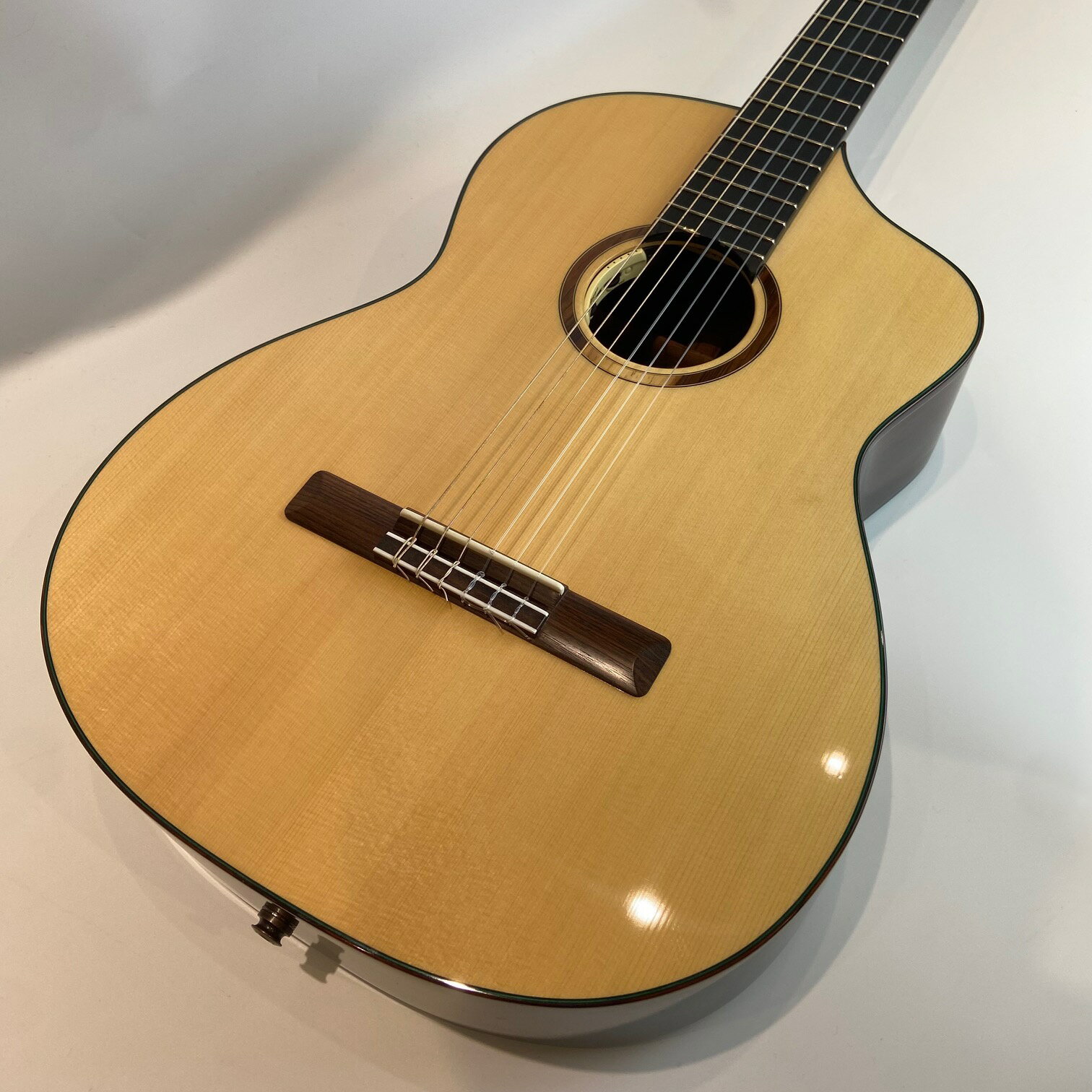 商品の詳細、状態などは【 COCOSA熊本店 】096-327-4066または『商品についてのお問合せ』ボタンよりお問合せ下さい。クラシックギター ボディトップ：スプルース ボディサイド／バック：マダガスカルローズウッド ネック：マホガニー 指板：エボニー スケール：650mm ナット／ナット幅：牛骨　49mm ピックアップ：Anthemレギュラーラインには無いマダガスカルローズをサイド＆バックに使用したGiulia 408MRが中古にて入荷いたしました！ラベルにはカスタムショップと書かれており、メーカーに確認するもこのモデルの詳細については不明な点も多く確実ではありませんが、恐らくプロトタイプで数本作られたモデルと思われます。グリーンのラインの入ったウッドバインディングに、305タイプのカッタウェイ形状、ピックアップにはL.R.Baggsのハイエンドモデル、Anthemが搭載されております。ネックもストレートでナット幅は約49mm、作りも非常に丁寧で使用感も少なくこれから十分に使って行けるミントコンディションです。マダガスカルローズの輪郭のある分離の良い極上のサウンドがお楽しみいただけます。【状態】ネック：ストレートロッド：-弦高(12F)：6弦3.5mm?1弦3.0mmほどフレット：90％以上残りサウンド：良好キズ・状態：ボディトップ、ジャック付近に点状の打痕が僅かにあります。その他多少の擦り傷がありますが、美品です。重量：1.8kgシリアル：39649【付属品】なし、本体のみ【保証】6か月●当サイトでは転売や営利目的としたご注文に関してはキャンセル対応をさせていただきます。●こちらの商品は店頭でも同時に販売しております。●店頭や他のサイトでの売却時には商品情報の削除は迅速な対応を心がけておりますが万が一ご注文後に売切れとなっておりました場合は誠に申し訳ありませんがご了承下さい。●商品によって調整等でお届けにお時間をいただく場合がございます。●当店ではお買い上げ明細書のお渡しは行っておりません。　ご希望の場合はご注文後、お問い合わせよりご連絡下さいませ。　メールにてPDF形式のものをお送りさせていただきます。