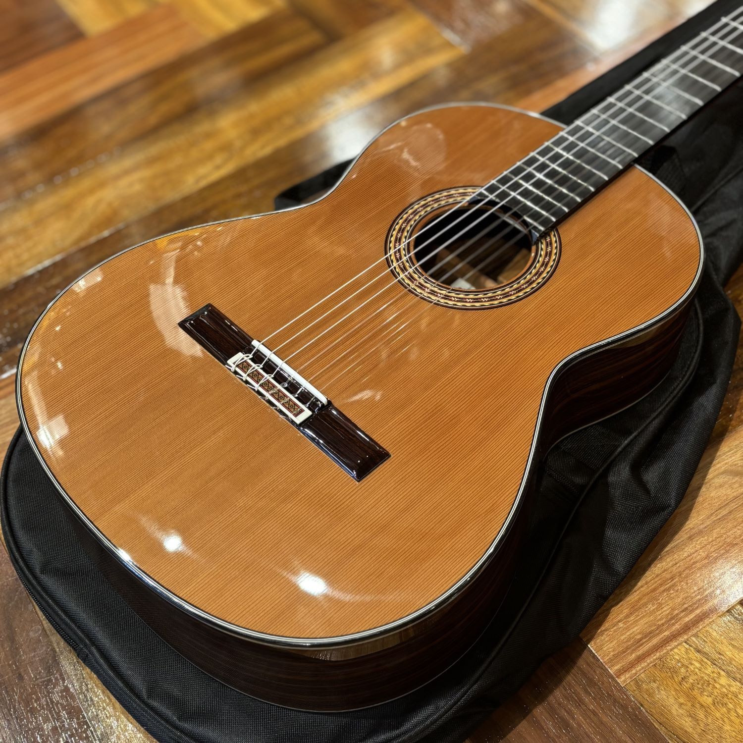 商品の詳細、状態などは【 仙台長町モール店 】022-304-2261または『商品についてのお問合せ』ボタンよりお問合せ下さい。クラシックギター表面板：杉単板 （シダー）横裏板：ローズウッドネック：マホガニー指板：ローズウッド駒：ローズウッド弦長：650mm※中古商品をご注文の方へ商品状態は画像の通りです。中古商品の為、傷や色あせ等見た目上気になる点がある場合がございます。なるべく画像にてご確認いただける様掲載をしておりますが、目視や写真では確認しにくい傷や、改造、加工がある場合がございますのでご理解の上ご注文ください。気になる点がございましたらご注文前にご連絡ください。記載の商品状態に関しましては掲載時の店頭での状態となります。ギターやベースは環境により状態が変化するため、商品到着時に状態が変化している場合がございます。特にネックの反りは環境の影響を受けやすいため、ネックの状態変化に伴って弦のビビリや弦高の変化が生じる場合がございます。予めご了承ください。上記理由により、記載の商品状態は参考程度にお考えください。中古保証：3カ月フレット残り：8割強打痕：無し傷や汚れ：めちゃくちゃ目を凝らせばある気もしますが製造時にできるほんのりとした擦り傷程度の美品です弦高：12フレット 6弦側:3.7mm 1弦側：3mmAST-100シリーズの中であんまり出回ってない気がする杉のトップモデル！切れのある松とは違い、非常にやわらかで深みのあるサウンドとなりますもちろん他の部材も、このグレードに相応しいものを選定して使用しています鳴らしてみた感想ですが、この価格で非常に優れたバランスです安定した演奏をしっかり楽します響きは合板ローズウッドならではの奥深い音が松材と絡まり非常に情緒豊かなやんわりとした音で演奏できますそれはそうとで、実は当店のユーザーさんで購入3カ月ほどでほっとんど使ってなかったそうですなので…外装も綺麗！様々なクラシックギターの名曲の演奏を是非とも楽しんでくださいませ！●当サイトでは転売や営利目的としたご注文に関してはキャンセル対応をさせていただきます。●こちらの商品は店頭でも同時に販売しております。●店頭や他のサイトでの売却時には商品情報の削除は迅速な対応を心がけておりますが万が一ご注文後に売切れとなっておりました場合は誠に申し訳ありませんがご了承下さい。●商品によって調整等でお届けにお時間をいただく場合がございます。●当店ではお買い上げ明細書のお渡しは行っておりません。　ご希望の場合はご注文後、お問い合わせよりご連絡下さいませ。　メールにてPDF形式のものをお送りさせていただきます。
