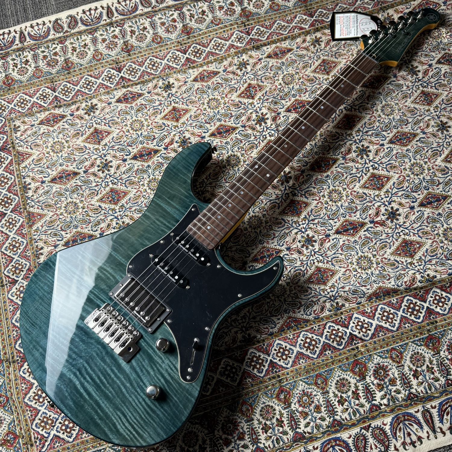 商品の詳細、状態などは【 イオンモール岡山店 】086-803-5880または『商品についてのお問合せ』ボタンよりお問合せ下さい。エレキギター弦長：648mmボディ：フレイムメイプル/アルダーネック：メイプル指板：ローズウッド22F(350R)ペグ：Groverロッキングチューナーナット：Graph Tech Black TUSQブリッジ：Wilkinson VS50-6ピックアップ：Seymour Duncan SSL-1、Seymour Duncan SSL-1RwRp、Seymour Duncan Custom5コントロール：マスターボリューム、マスタートーン(コイルタップスイッチ)、5P セレクター・スイッチハードウェア：ニッケルフレット残り：9割ネック：ストレートボリュームに若干のガリ有純正ケース※取扱説明書、アームは付属しておりません。1.多彩な音楽ジャンルに対応できるピックアップコンフィグレーションピックアップはフロントに Seymour Duncan社製のSSL-1を、センターには SSL-1 RwRp、リアにはカバードハムバッキング Custom5 を搭載。きらびやかな高域を持つクリーントーンが特長のSSL-1/SSL-1 RwRp と適度にブライト感を抑えながら粘りのある独特なハムバッキングサウンドを創出するカバード Custom5 のコンビネーションは、幅広い音作りに対応可能。多彩な音楽ジャンルで活躍できる 1 本に仕上がっています。2.クオリティの高いパーツを搭載トレモロユニットには、Wilkinson 社製 VS-50 を採用。スムースなアーミングを実現しながらも Grover社製ロッキングチューナーと Graph Tech社製 Black TUSQナットとの組み合わせにより、安定したチューニングを実現します。特徴23.フレイムメイプルによる美しい外観ボディトップ及びヘッドには美しい杢目のフレイムメイプルを配し、シースルーカラーで仕上げました。●当サイトでは転売や営利目的としたご注文に関してはキャンセル対応をさせていただきます。●こちらの商品は店頭でも同時に販売しております。●店頭や他のサイトでの売却時には商品情報の削除は迅速な対応を心がけておりますが万が一ご注文後に売切れとなっておりました場合は誠に申し訳ありませんがご了承下さい。●商品によって調整等でお届けにお時間をいただく場合がございます。●当店ではお買い上げ明細書のお渡しは行っておりません。　ご希望の場合はご注文後、お問い合わせよりご連絡下さいませ。　メールにてPDF形式のものをお送りさせていただきます。