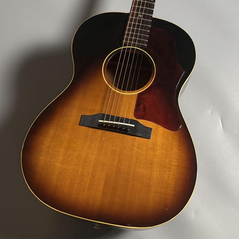 商品の詳細、状態などは【 イオンモール宮崎店 】0985-61-7760または『商品についてのお問合せ』ボタンよりお問合せ下さい。アコースティックギターラダーブレーシング、プラスティックブリッジが特徴的な1964年製LG-1が入荷いたしました。打痕、傷が非常に少なく、コンディション良好な1本です。ブリッジに小さな割れの修正痕があります。ブリッジが弦のテンションによって湾曲しておりますが、演奏性に問題はなく弦高も適正値となっております。フレット残り：7割?8割ほどトラスロッドの余裕：ネックの状態：良好。ねじれ等の異常なし。打痕：数か所あり。目立つ個所の打痕はタッチアップした痕跡があります。傷や汚れ：傷、汚れは少なく、経年数を考慮してもかなり綺麗な個体です。クラックは全体的に入っております。弦高：6弦側12F：2.6mm1弦側12F：2.2mm付属品：非純正ハードケース、当社中古保証6ヶ月●当サイトでは転売や営利目的としたご注文に関してはキャンセル対応をさせていただきます。●こちらの商品は店頭でも同時に販売しております。●店頭や他のサイトでの売却時には商品情報の削除は迅速な対応を心がけておりますが万が一ご注文後に売切れとなっておりました場合は誠に申し訳ありませんがご了承下さい。●商品によって調整等でお届けにお時間をいただく場合がございます。●当店ではお買い上げ明細書のお渡しは行っておりません。　ご希望の場合はご注文後、お問い合わせよりご連絡下さいませ。　メールにてPDF形式のものをお送りさせていただきます。