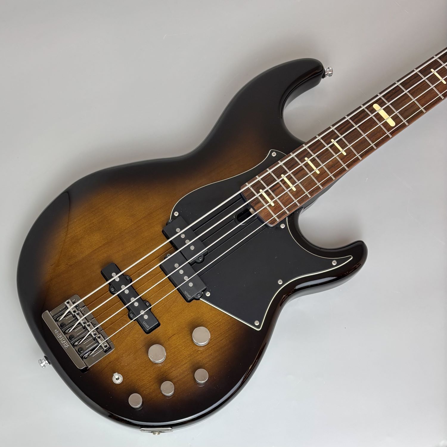 商品の詳細、状態などは【 イオンモール熊本店 】096-235-6020または『商品についてのお問合せ』ボタンよりお問合せ下さい。ベース【主な仕様】ボディ/ネック構造：マイターボルティングスケール：863.6mm指板：ローズウッド指板アール：250Rフレット数：21ボディ：アルダー&メイプル&アルダー3プライネック：メイプル&マホガニー 5ピースブリッジ：ビンテージプラス（スチールプレート/ブラスサドル）ピックアップ：YGD V7 P/J (アルニコV)コントロール：マスターボリューム、ピックアップバランサー、3バンドイコライザー（ベース、ミドル、トレブル）アクティブ・パッシブスイッチ【店舗での購入ご希望の皆様へ】ご来店した際に売り切れている場合が多発しています。ご覧の通販サイト以外でも出品しているため、先に決済された商談を優先しています。お電話からは「ご覧の通販サイト」「ご希望の商品」をお伝えください。ネットからは「商品問い合わせ」より取り置きの意向をお伝えください。ご希望の商品を商談中に変更しますので、ご都合の良い時間にご来店できます。【状態】フレット残り：80％トラスロッドの余裕：あり打痕：少々傷や汚れ：少々　大きなものはありません電装パーツ：良好ジャック：良好重量：4.11kg弦高：1弦側2mm　6弦側2.25mm全体的に拭きキズ、バックル等の軽い傷があります。ネック裏に塗装の変色のような跡がありますが、演奏に支障はありません。※写真参照金属部の経年変化による劣化があります。使用感は全体的にありますが、演奏には全く問題ない状態です。【特徴】ライブやレコーディングで汎用性を求める現場志向のプレイヤー向けで、ジャンルを問わず即戦力として活躍を見込める多用途モデルです。アクティブ/パッシブの切替による幅広いサウンドバリエーションが広いです。ベースサウンドの明瞭さと芯の強い低域レスポンスでバンド全体に厚みを持たせます。また自宅録音から大型ホールのPAまで網羅する万能なベースです。アルダー/メイプル/アルダー3プライ構造ボディにより芯のあるサスティンとクリアなサウンドを実現。5ピースラミネートネックによる強度と安定性の向上しています。マイターボルティング・ジョイントによるダイレクトな鳴りと快適な演奏。高品質アルニコVマグネット採用のPJピックアップによる豊かな表現力があります。アクティブ/パッシブ切替スイッチ搭載で、3バンドアクティブイコライザーによる緻密なサウンドメイクが可能。またコンバーチブルブリッジによるユーザー好みのセッティングができるのも魅力です。ライブ時には嬉しいバッテリーアラートLED採用で現場でのバッテリートラブルを未然に防止できます。重量も約4.0kg台のバランス良好・軽量ボディによる長時間演奏への配慮しています。高級機BBPシリーズのフィーリングを継承した高品質モデルと言えます。●当サイトでは転売や営利目的としたご注文に関してはキャンセル対応をさせていただきます。●こちらの商品は店頭でも同時に販売しております。●店頭や他のサイトでの売却時には商品情報の削除は迅速な対応を心がけておりますが万が一ご注文後に売切れとなっておりました場合は誠に申し訳ありませんがご了承下さい。●商品によって調整等でお届けにお時間をいただく場合がございます。●当店ではお買い上げ明細書のお渡しは行っておりません。　ご希望の場合はご注文後、お問い合わせよりご連絡下さいませ。　メールにてPDF形式のものをお送りさせていただきます。