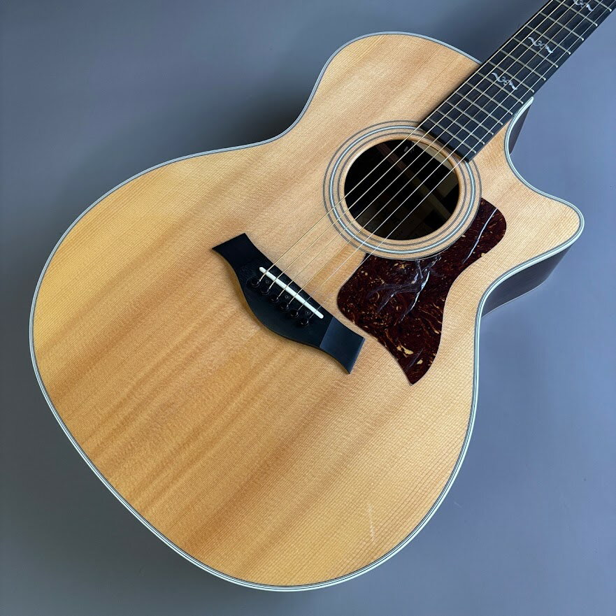 商品の詳細、状態などは【 そよら成田ニュータウン店 】0476-28-0511または『商品についてのお問合せ』ボタンよりお問合せ下さい。アコースティックギター【付属品】ハードケース【特徴】414ceRosewoodはテイラーの新しい”ソニックエンジン”V-Classブレーシングを採用し、生まれ変わりました。V-Classブレーシング構造によりダイナミックレンジ、サステインが広がり、より表現力が豊かになりました。アコースティックギターにおいてポピュラーでトラディショナルなトーン・ウッド/ローズウッドは、クリアーでバランスが良く、サスティンにも優れているのが特徴です。【仕様】Top：SitkaSpruceBack&Side：IndianRosewoodNeck：TropicalMahoganyFretboard：EbonyBodyFinish：GlossNut/Saddle：BlackGraphite,MicartasaddleElectronics：ExpressionSystem2(ES2)Scale：251/2″BodyLength：13/4″BodyWidth：20″BodyDepth：16″NeckWidth：45/8″【状態】ネック：おおむねまっすぐトラスロッド：余裕ありフレット残：8割電装系：問題なし弦高：6弦側3.00mm 1弦側2.50mm【保証】6か月●当サイトでは転売や営利目的としたご注文に関してはキャンセル対応をさせていただきます。●こちらの商品は店頭でも同時に販売しております。●店頭や他のサイトでの売却時には商品情報の削除は迅速な対応を心がけておりますが万が一ご注文後に売切れとなっておりました場合は誠に申し訳ありませんがご了承下さい。●商品によって調整等でお届けにお時間をいただく場合がございます。●当店ではお買い上げ明細書のお渡しは行っておりません。　ご希望の場合はご注文後、お問い合わせよりご連絡下さいませ。　メールにてPDF形式のものをお送りさせていただきます。