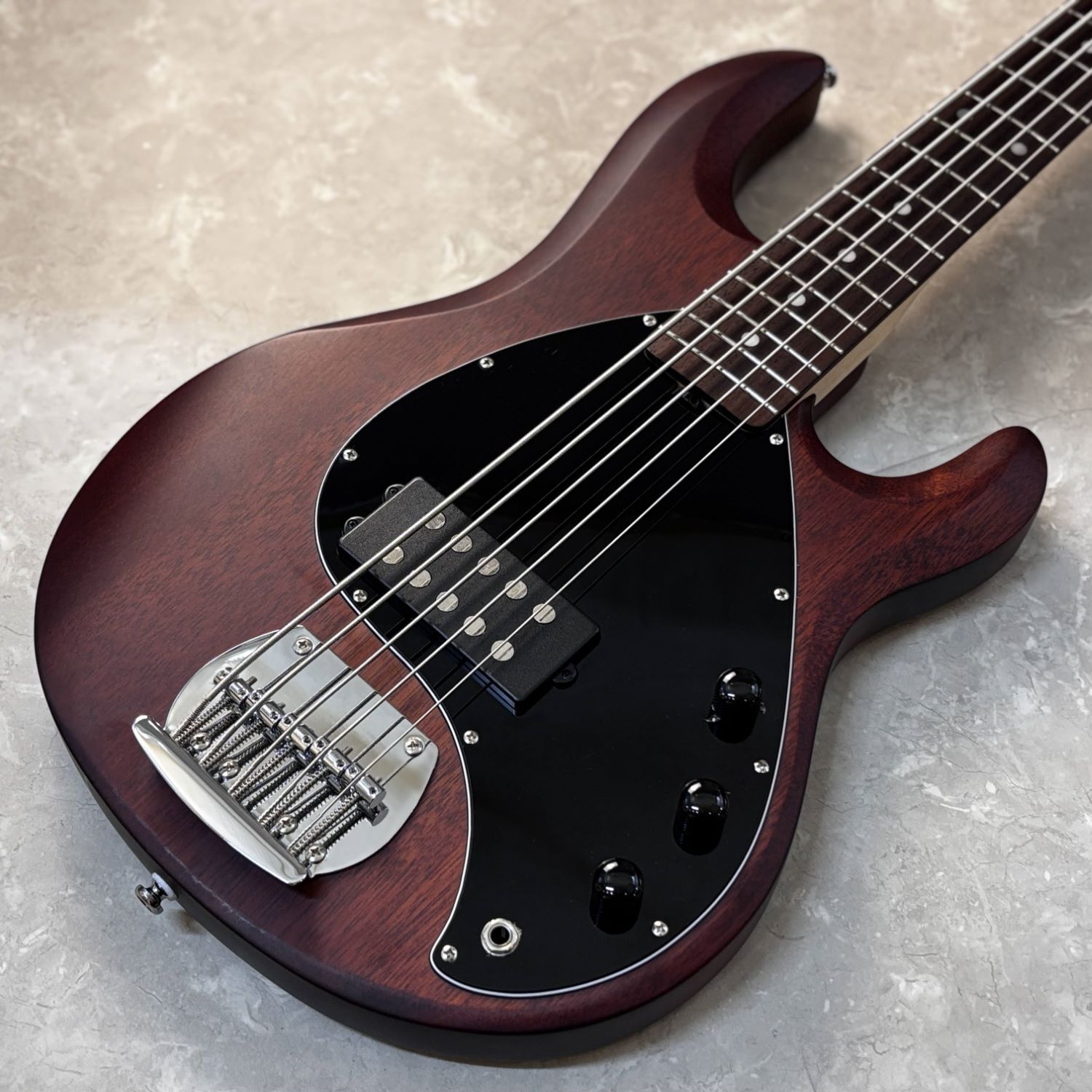 商品の詳細、状態などは【 イオンタウン四日市泊店 】059-349-2900または『商品についてのお問合せ』ボタンよりお問合せ下さい。ベース / USA製 / アメリカ製StingRay Ray5シリーズは、9Vアクティブプリアンプ、低ノイズハムバッカーピックアップ、ヘビーデューティーブリッジを備えています。StingRay（スティングレイ）は、アメリカのギターブランド・Music Man（現Ernie Ball Music Man）が1976年から販売しているエレクトリックベース。レッド・ホット・チリ・ペッパーズのベーシスト フリーが愛用している事でも有名な本モデルは、1976年の登場以降現在も人気の高いモデルです。Model：RAY5Body Wood：BasswoodBridge：Fixed BridgePickguard：Black (BK, VSBS, RRBS, TBLS, TW)Scale Length：34" (86.4cm)Neck Radius：12" (30.5cm)Frets：22 Frets, MediumNeck Width：1.77"(45mm) at NutNeck Wood：Hard MapleFingerboard：Hard Maple (BK, MG, VSBS)Fret Markers：Black/White Dot MarkersTuning Machines：Open GearTruss Rod：Single ActionNeck Attachment：6 BoltsControls：2-band Active PreampSwitching：N/APickups：H - 1 Ceramic Humbuckerフレット残り：減りほぼ無しトラスロッドの余裕：反時計回りに残り3割打痕：なし傷や汚れ：ピックガードに擦り傷、ブリッジに僅かな擦り傷電装パーツ：問題なしジャック：問題なし重量：約4.5kg弦高：1弦：3mm　4弦：3mm　5弦：3.5mm●当サイトでは転売や営利目的としたご注文に関してはキャンセル対応をさせていただきます。●こちらの商品は店頭でも同時に販売しております。●店頭や他のサイトでの売却時には商品情報の削除は迅速な対応を心がけておりますが万が一ご注文後に売切れとなっておりました場合は誠に申し訳ありませんがご了承下さい。●商品によって調整等でお届けにお時間をいただく場合がございます。●当店ではお買い上げ明細書のお渡しは行っておりません。　ご希望の場合はご注文後、お問い合わせよりご連絡下さいませ。　メールにてPDF形式のものをお送りさせていただきます。