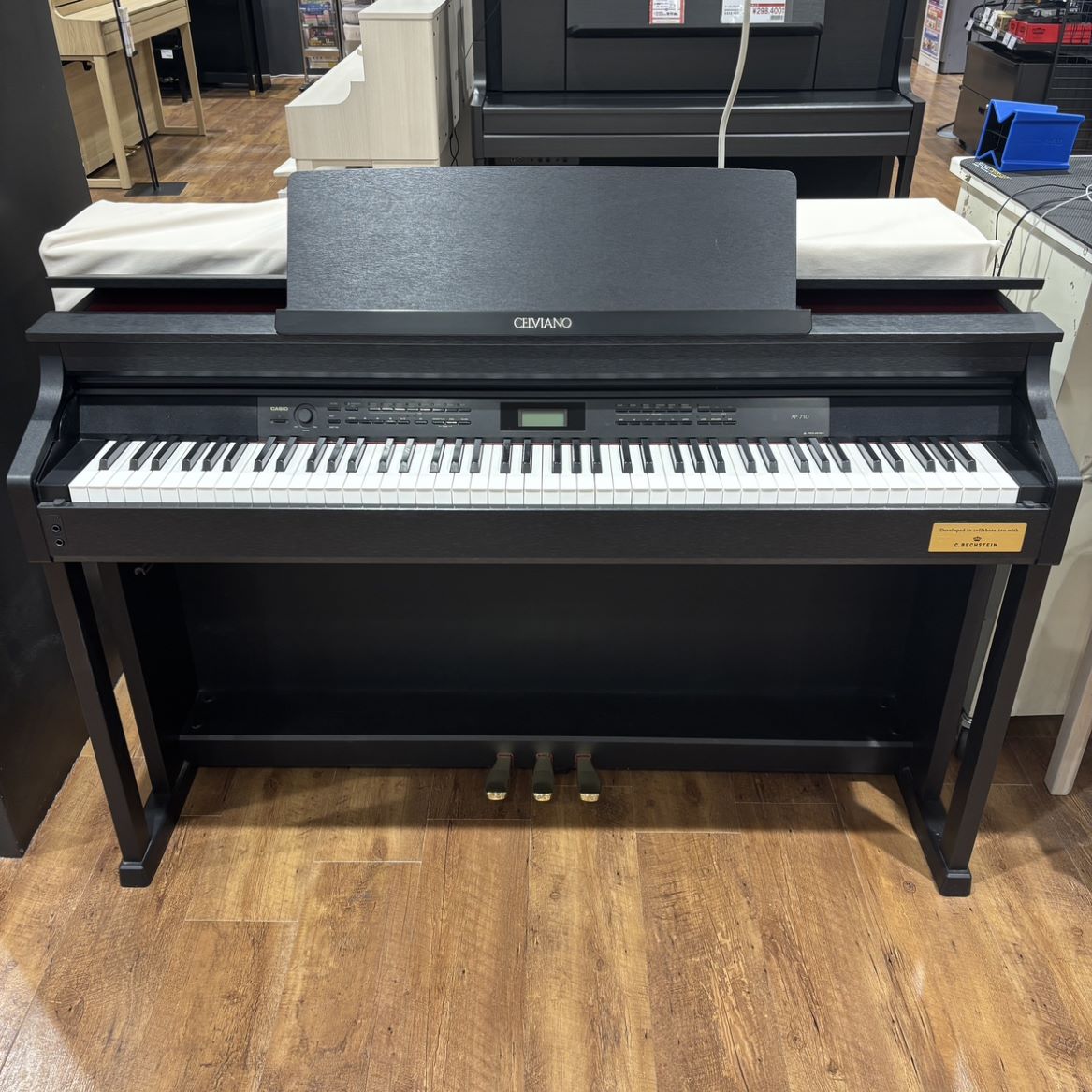商品の詳細、状態などは【 横須賀店 】046-821-0700または『商品についてのお問合せ』ボタンよりお問合せ下さい。ピアノ / 電子ピアノ / セルヴィアーノ / CELVIANO■?商品詳細?■【カラー】BK（ブラックウッド調）【製造年】2021年製【保証】 3ヵ月【付属品】専用自在高低椅子、取扱説明書、楽譜集、ヘッドフォン【状態】鍵盤・音源等に動作問題ございません！●外装：全体的に綺麗な状態ですが右脚側に数か所汚れがある状態です。●鍵盤：全体的に綺麗な状態です。●ペダル：サビは無い状態ですが全体的に汚れがある状態です。●イス：座面部分に一直線で傷がある状態です。※画像にてお確かめください。※加えて詳しく状態を確認されたい場合はお気軽にお問い合わせください。■?商品特徴?■※こちらの商品は中古品となります。※配送料に関して、必ずご購入前に担当：竹内宛にお問い合わせくださいませ。【特徴】●AiR音源では、88鍵盤全てにおいて、1鍵盤ごとに異なる共鳴音をそれぞれ独立してシミュレートすることに成功。88鍵盤それぞれの共鳴音に加え、単音を弾いた時と和音を弾いた時の共鳴の違い、鍵盤を弾く強さによる共鳴の違い等も表現し、グランドピアノに迫る自然な響きを実現しました。●AP-710では、天板を開閉できる構造により、グランドピアノの大屋根を開けた時のような豊かで広がりのある音で演奏できます。また、音源部には、大屋根の開閉量に伴う音色変化をデジタルでシミュレートする「リッドシミュレーター」も搭載。開閉量の設定を選択することにより、好みのピアノ音による演奏を楽しめます。●グランドピアノとデジタルピアノの発音構造の違いは、弾いてから発音するまでのタイミングの違いとして表れます。そこで「3センサースケーリングハンマーアクション鍵盤II」では、3つのセンサーが順番に打鍵を感知するシステムを採用。これにより、打鍵の検出から発音までの時間を打鍵の速さに応じてきめ細かく変化させることが可能になりました。【主な仕様】●鍵盤：88鍵盤、3センサースケーリングハンマーアクション鍵盤 II●音源：AiR Grand 音源●最大同時発音数：256音●音色数：26●内蔵曲：60曲●重量：48.0Kg●サイズ：幅1,377mm×奥行427mm×高さ911mm ※天板閉時。譜面立ては含まず。【配送方法】※配送料に関して、必ずご購入前に担当：竹内宛にお問い合わせくださいませ。こちらの商品は神奈川県よりピアノ専門の運送業者にて配送いたします。基本配送設置料金対応地区東京都（離島除く）神奈川県●上記の地区へのお届け（1階設置）は基本配送設置料金がサービス（無料）となります。●その他の地区へは別途お見積りの上、追加料金を頂戴します。●一軒家の二階、もしくはマンション2階以上の際はお住いの条件によって事前お見積りが必要となりますので、設置場所をお伺いののち後日配送業者の下見にて算出を進めさせていただきます。＜以下オプション作業別途請求になります＞●階段上げ：1階につき4,400円（1フロア上がるごとに￥1,100加算されます)●外階段：10段ごとに1,100円●クレーン作業：別途お見積り【配送日】●ご希望日と併せてご相談の上での決定になります●時間の指定は出来ません（午前午後含めて）【お願い】●配送料、商品の詳細、状態などは『商品についてのお問合せ』ボタンよりお問合せください。【配送方法】こちらの商品は神奈川県よりピアノ専門の運送業者にて配送いたします。遠方への配送の場合には、お届けまで2週間以上かかる場合もございます。基本配送設置料金対応地区神奈川県東京都（離島除く） 配送設置追加料金なし 上記地区の配送設置料金は無料となります。沖縄県及び離島は配送設置対応が出来ません。ご了承下さいませ。●【配送設置とは】運送業者により、配送からお部屋への設置まで行います。●その他の地区は配送設置の追加料金が発生しますので別途お見積もりさせていただきます。※お届け先の市区町村によって配送料は異なります。　詳細のお見積もりご希望の場合には「お問合わせ」よりご連絡ください。＜以下オプション作業別途請求になります＞●階段上げ：1階につき4,400円（3F 7,700円、4F 11,000円)（税込）●外階段作業：5-10段ごとに5,500円（税込）●クレーン作業：別途お見積り【配送日】●ご希望日と併せてご相談の上での決定になります●時間の指定は出来ません（午前午後含めて）【保証】 3ヶ月＊保証規定は別途画像に掲載している内容を確認下さい。●当サイトでは転売や営利目的としたご注文に関してはキャンセル対応をさせていただきます。●こちらの商品は店頭でも同時に販売しております。●店頭や他のサイトでの売却時には商品情報の削除は迅速な対応を心がけておりますが万が一ご注文後に売切れとなっておりました場合は誠に申し訳ありませんがご了承下さい。●商品によって調整等でお届けにお時間をいただく場合がございます。●当店ではお買い上げ明細書のお渡しは行っておりません。　ご希望の場合はご注文後、お問い合わせよりご連絡下さいませ。　メールにてPDF形式のものをお送りさせていただきます。