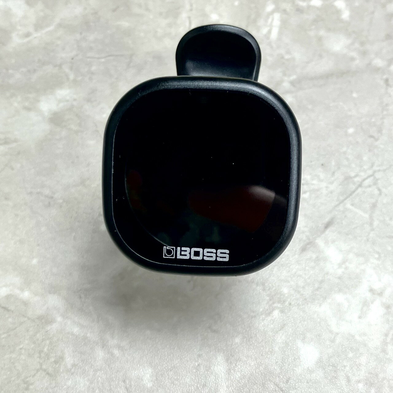 商品の詳細、状態などは【 イオンモール鈴鹿店 】059-375-0538または『商品についてのお問合せ』ボタンよりお問合せ下さい。■特徴TU-05 は視認性に優れたカラー・ディスプレイと、4つのチューニング・モードを搭載。弦楽器のヘッドに取り付けて正確なチューニングを行えます。また、内蔵の充電式バッテリーで駆動するため、電池交換における手間や費用が掛かることはありません。・小型かつ正確なクリップ ・ チューナー・視認性に優れた大型カラー ・ ディスプレイ・内蔵の充電式バッテリーで最大 10 時間連続使用可能・オート ・ パワー ・ オフ機能により未使用時のバッテリーを節約・USB 電源アダプターに接続することで本体の充電が可能■あらゆる環境で高い視認性をTU-05 は視認性に優れたカラー・ディスプレイを搭載、暗いステージから明るい屋外に至るまで、あらゆる環境で正確なチューニングを可能にします。パッドを備えたクリップにより、楽器のヘッド部分にしっかりとグリップ。ディスプレイは見やすい角度に調節できます。■充電式バッテリー内蔵内蔵バッテリーは、最大で 10 時間の連続使用が可能。オート・パワー・オフ機能により未使用時のバッテリーを節約します。携帯電話やタブレットの充電に使用する USB アダプターとケーブルを使用し、本体の充電が可能です。・ギター、 ベース、 ウクレレ、その他弦楽器にも対応TU-05 は多彩なチューニング・モードを備えており、簡単に切り替えが可能。ギター、ベース、ウクレレそれぞれに最適なチューニングができ、クロマチック・モードを使用すれば、他の弦楽器のチューニングも行えます。半音/全音下げチューニングや、5 弦ベースにも対応しているため、重低音を好むプレイヤーにも最適です。基準ピッチは 440Hz だけでなく、必要に応じて 431 ~ 449 Hz の中で変更できます。傷や汚れ：あり動作状況：問題無し※中古商品のため、画像にない細かい傷等がある場合がございます。お電話でのお問い合わせの際はご覧いただいた媒体をお申し付けください。優先的に確保させていただきます。また掲載写真以外の写真を見てみたいという方は、「商品のお問い合わせ」「この商品の問い合わせはこちら」よりお気軽にお問い合わせください。折り返しご要望の構図の写真をメールにてお送りいたします。・測定範囲:A0(27.5Hz)~ C8(4,186.0Hz)・基準ピッチ:A4(431 ~ 449Hz)・測定精度:± 1 セント・チューニング・モード:CHROMATIC / GUITAR / BASS / UKULELE フラット・チューニング:レギュラー~ 3 半音下・コントロール:POWER/SEL ボタン、MODE/VALUE ボタン・ディスプレイ:バックライト付きカラー LCD・電源:リチウム・ポリマー電池・消費電・連続使用時の電池の寿命:約 10 時間(使用状態によって異なります)・オートオフ機能:約 5 分・外形寸法:42(幅)× 48(奥行)× 58(高さ)mm・付属品：なし●当サイトでは転売や営利目的としたご注文に関してはキャンセル対応をさせていただきます。●こちらの商品は店頭でも同時に販売しております。●店頭や他のサイトでの売却時には商品情報の削除は迅速な対応を心がけておりますが万が一ご注文後に売切れとなっておりました場合は誠に申し訳ありませんがご了承下さい。●商品によって調整等でお届けにお時間をいただく場合がございます。●当店ではお買い上げ明細書のお渡しは行っておりません。　ご希望の場合はご注文後、お問い合わせよりご連絡下さいませ。　メールにてPDF形式のものをお送りさせていただきます。