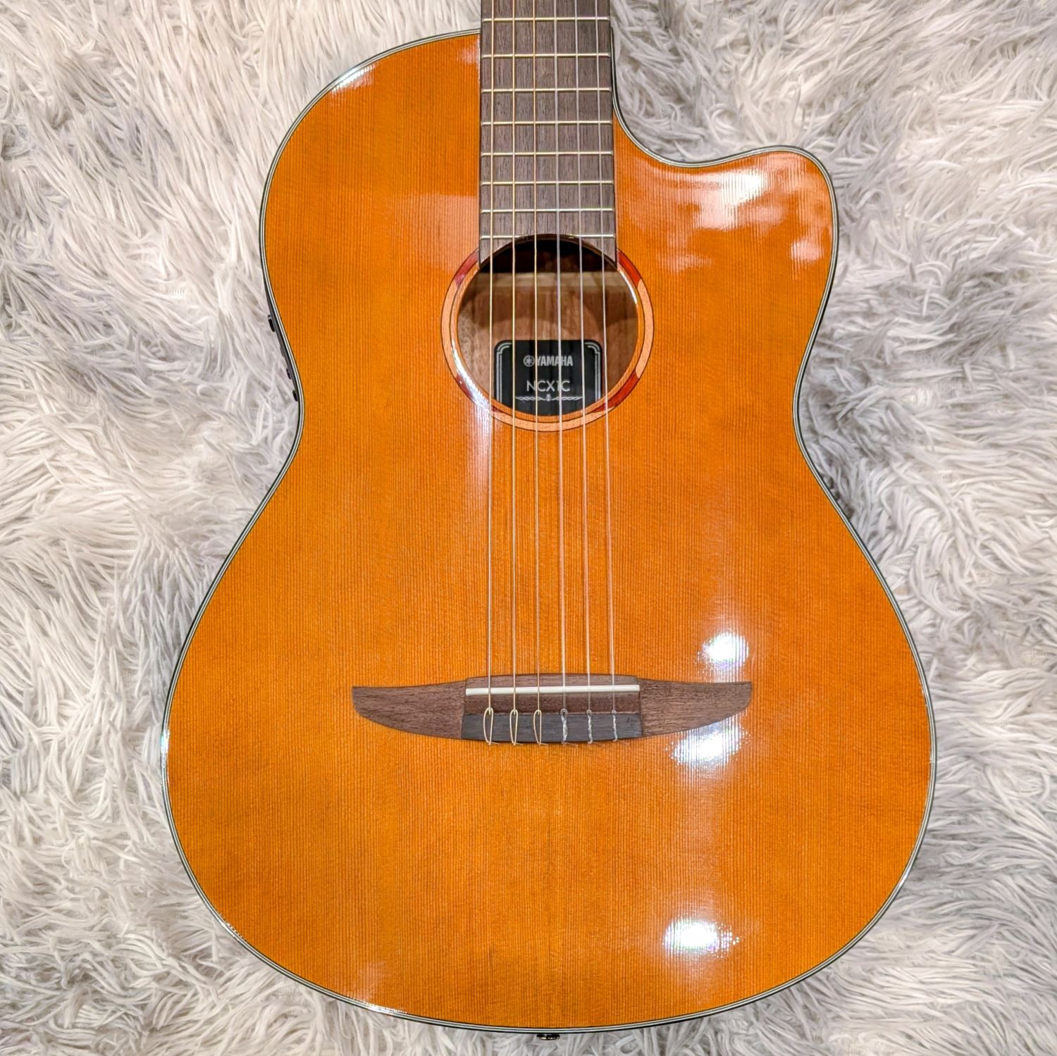 商品の詳細、状態などは【 ラゾーナ川崎店 】044-520-8097または『商品についてのお問合せ』ボタンよりお問合せ下さい。アコースティックギター / エレガットYAMAHA人気のエレガットが入荷です！使用感もなく美品です！早い者勝ち。■商品状態ネックストレート、フレット9割以上、トラスロッド余裕あり純正ケース付き本格的なクラシックギターのスタイルと優れた演奏性を融合。幅広い音楽ジャンル・演奏スタイルに対応し、ナイロン弦サウンドの魅力をよりカジュアルに感じさせるベーシックモデル。・伝統的なクラシックギタースタイルを備えつつ、モダンなデザイン・ボディの鳴りをナチュラルに表現するアンダーサドル型ピックアップ搭載・表板はシトカスプルース単板を採用・側裏板はナトーまたはアクメを採用詳細情報胴型：クラシックタイプカッタウェイ弦長：650mm全長：990mm胴厚：94mm-100mm表板：シトカスプルース単板裏板：ナトーまたはオクメ側板：ナトーまたはオクメ棹：ナトー指板幅(上駒部／胴接合部)：52mm／62mm指板：ウォルナット下駒：エボニー＋ウォルナット上駒：ユリア樹脂下駒枕：ユリア樹脂ピックガード：-ピックアップシステム：System73(パワードピックアップシステム）コントローラー：Master Vol／Bass Vol／Treble Vol／3-band EQ／Tuner●当サイトでは転売や営利目的としたご注文に関してはキャンセル対応をさせていただきます。●こちらの商品は店頭でも同時に販売しております。●店頭や他のサイトでの売却時には商品情報の削除は迅速な対応を心がけておりますが万が一ご注文後に売切れとなっておりました場合は誠に申し訳ありませんがご了承下さい。●商品によって調整等でお届けにお時間をいただく場合がございます。●当店ではお買い上げ明細書のお渡しは行っておりません。　ご希望の場合はご注文後、お問い合わせよりご連絡下さいませ。　メールにてPDF形式のものをお送りさせていただきます。