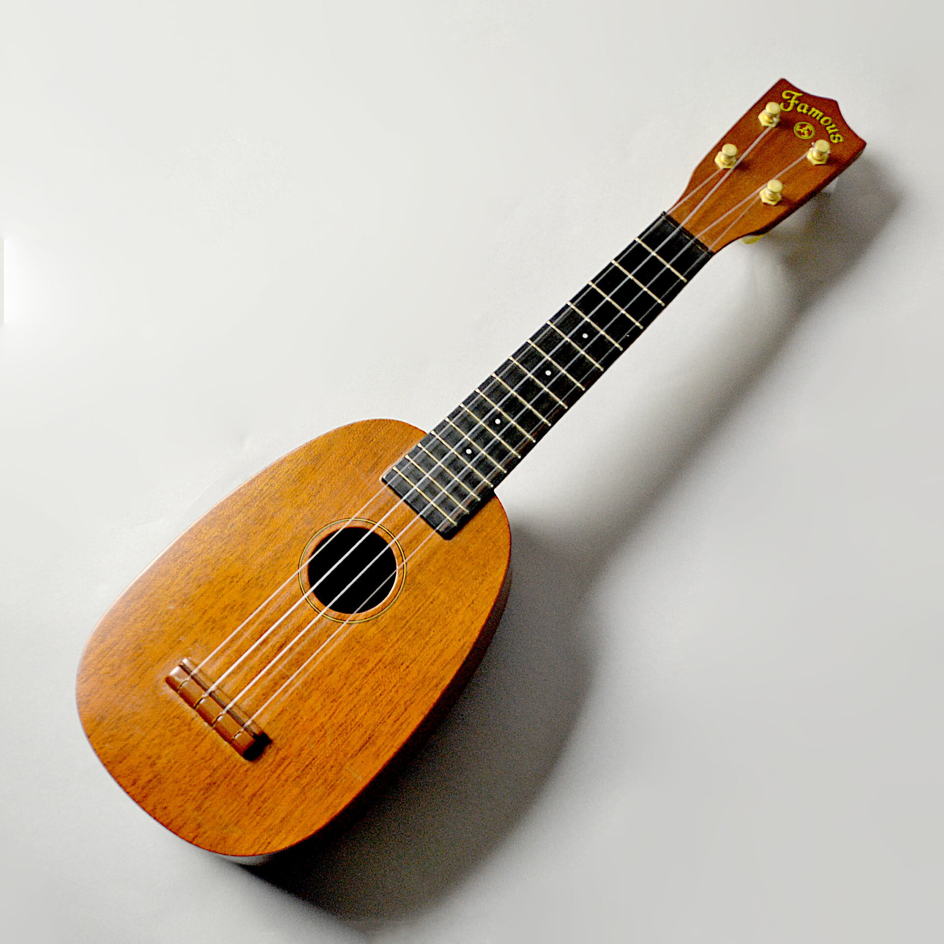 商品の詳細、状態などは【 イオンモール名古屋茶屋店 】052-309-3560または『商品についてのお問合せ』ボタンよりお問合せ下さい。ウクレレ◆傷・不備点・ヘッド先端とサイドに打痕が多数、ボディトップとサイドに打痕が数か所、ボディバックに打痕やスリキズが多数、軽い塗装剥がれが数か所、各金属パーツにくすみがあります。◆その他詳細付属品：ソフトケース◆状態説明ネック：ほぼ真っ直ぐ　フレット：8割程度の残量があります。弦高：12フレット上で1弦1.5mm~4弦2mmです。上記は調整時の状態です。経過時間によっては状態が変化している場合もございます。＝＝＝＝＝＝＝＝＝＝＝＝＝＝＝＝＝＝＝＝＝＝＝＝＝＝≪ご注意≫※こちらの商品は同時に店頭でも販売しており、売却時の商品情報の削除は迅速を心掛けております。万一ご注文後に売り切れとなった場合は、誠に申し訳ございませんがご了承ください。※中古商品やアウトレット商品に関しましては、撮影が困難な写りにくい細かいキズ等がところどころにある場合がございます。誠に申し訳ございませんが、予めご了承ください。※商品によって、調整等でお届けに2〜3日いただく場合がございます。予めご了承ください。※商品のお問い合わせ、ご購入はメールでの対応を優先させていただく事を予めご了承ください。＝＝＝＝＝＝＝＝＝＝＝＝＝＝＝＝＝＝＝＝＝＝＝＝＝＝●当サイトでは転売や営利目的としたご注文に関してはキャンセル対応をさせていただきます。●こちらの商品は店頭でも同時に販売しております。●店頭や他のサイトでの売却時には商品情報の削除は迅速な対応を心がけておりますが万が一ご注文後に売切れとなっておりました場合は誠に申し訳ありませんがご了承下さい。●商品によって調整等でお届けにお時間をいただく場合がございます。●当店ではお買い上げ明細書のお渡しは行っておりません。　ご希望の場合はご注文後、お問い合わせよりご連絡下さいませ。　メールにてPDF形式のものをお送りさせていただきます。