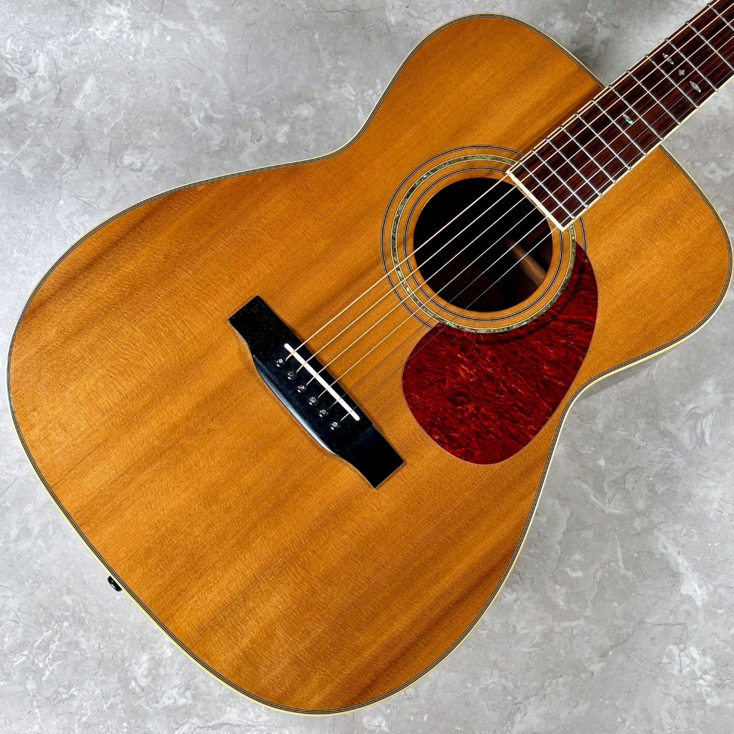 商品の詳細、状態などは【 久留米ゆめタウン店 】0942-45-7440または『商品についてのお問合せ』ボタンよりお問合せ下さい。アコースティックギターBODY STYLE: FolkTOP: Solid SpruceSIDES & BACK: RosewoodNECK: NatoFINGERBOARD: RosewoodSCALE: 648mm / 20fBRIDGE: RosewoodHARDWARE: Grover ChromePOSITION MARK: AbaloneBODY BINDING: HerringboneSOUNDHOLE BINDING: Abalone＜状態＞・傷/打痕の有無：　全体的に細かな傷など、使用感がございます。　金属パーツのサビ/くすみもございます。　　ヘッド裏の角に打痕（塗装欠け）がございます。・フレット残量：6割以下、一部フレット（1〜5F）に目立つ減りがございます。・ネックコンディション：ほぼフラット・トラスロッド残量：左右ともに問題なく調整可能・弦高12F　6弦 2.2mm　1弦 1.9mm・付属品：非純正のソフトケースが付属しますが、使用感がございます。●当サイトでは転売や営利目的としたご注文に関してはキャンセル対応をさせていただきます。●こちらの商品は店頭でも同時に販売しております。●店頭や他のサイトでの売却時には商品情報の削除は迅速な対応を心がけておりますが万が一ご注文後に売切れとなっておりました場合は誠に申し訳ありませんがご了承下さい。●商品によって調整等でお届けにお時間をいただく場合がございます。●当店ではお買い上げ明細書のお渡しは行っておりません。　ご希望の場合はご注文後、お問い合わせよりご連絡下さいませ。　メールにてPDF形式のものをお送りさせていただきます。