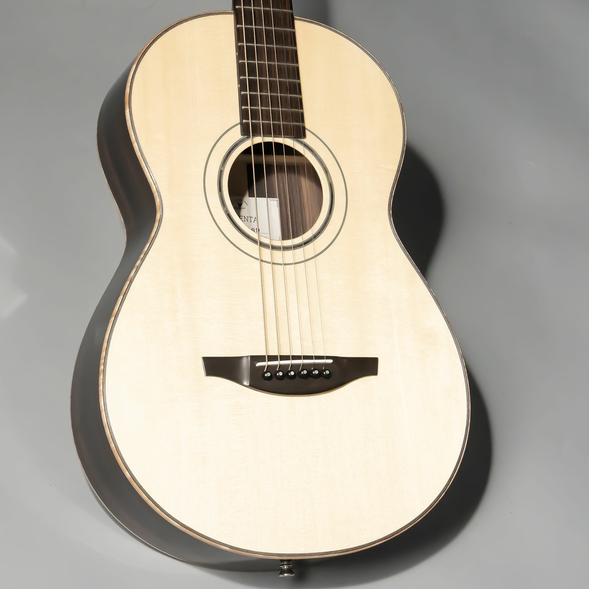 商品の詳細、状態などは【 広島パルコ店 】082-542-2212または『商品についてのお問合せ』ボタンよりお問合せ下さい。アコースティックギタートラスロッド：余裕ありネック：ストレート12フレット6弦高さ：約2.75約mm　1弦高さ：約2.25mm純粋ハードケースヤイリギター創業90周年記念、数量限定モデルNOVENTA初回ロットが入荷！シンプル・イズ・ベストを体現した、無駄を削ぎ落とした設計。K.Yairiは、日本を代表するアコースティックギターブランド。1935年創業、岐阜県可児市に本拠を構え、国産ハンドメイドの高品質ギターで知られる。 創業者・矢入一男の理念は「シンプル・イズ・ベスト」 余計な装飾やギミックを排し、素材・構造・鳴りに徹底してこだわる姿勢が貫かれてきた。ブランドの最大の魅力は、熟練職人による丁寧な手作業と、選ばれた木材へのこだわり。一本一本の作り込みが細部にまで及び、ネックの仕上げ、ボディ内部の響き、塗装の美しさにその技が現れる。日本国内での生産を堅持することによる品質保証、アフターサポートの充実、長期間使える耐久性も高評価を受けている。90周年を記念して製作された「NOVENTA」最大の特徴は、先代矢入一男の「シンプル・イズ・ベスト」の設計思想。特別な装飾を排し、実用本位でまとめられている。ヤイリギターの若手職人による現代的なアレンジも加わり、ボディ形状は手に持った際のフィット感と演奏性を追求。軽量で取り回しやすく、演奏姿勢を選ばないため、長時間のプレイも快適です。サウンド面での特徴は、トップ材・バック材に厳選された木材を使用し、抜群の鳴りと粒立ちの良さを実現。ストローク、アルペジオ、指弾きすべてに高次元で応えるレスポンス性能。製造現場の温度・湿度管理を徹底し、一本一本のクオリティを保証。ピックアップ無しのピュアなアコースティック設計。アンプラグドでの豊かなサウンドを楽しめ、宅録やセッションでも十分に存在感を示す。ネック形状は手の小さな方にもフィットしやすいよう配慮。フレット数やスケールはモデル固有の最適バランスが採用されています。【Spec】Body Top:Solid Engleman SpruceBpdy Side&Back:Solid RosewoodNeck:MahoganyFingerboard:EbonyBridge:EbonyScale:635mmNut Width:43mmTuner:SXB510 XC P5R製造年（代）：2025シリアルNo：95069ハードケース：あり●当サイトでは転売や営利目的としたご注文に関してはキャンセル対応をさせていただきます。●こちらの商品は店頭でも同時に販売しております。●店頭や他のサイトでの売却時には商品情報の削除は迅速な対応を心がけておりますが万が一ご注文後に売切れとなっておりました場合は誠に申し訳ありませんがご了承下さい。●商品によって調整等でお届けにお時間をいただく場合がございます。●当店ではお買い上げ明細書のお渡しは行っておりません。　ご希望の場合はご注文後、お問い合わせよりご連絡下さいませ。　メールにてPDF形式のものをお送りさせていただきます。