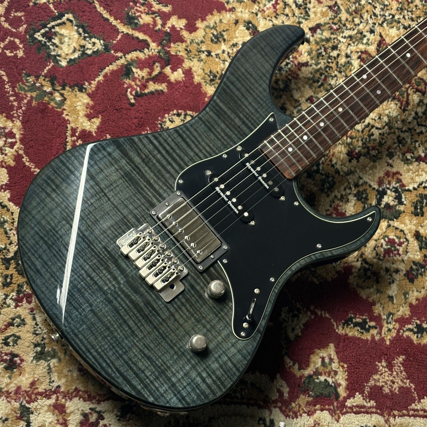 商品の詳細、状態などは【 水戸マイム店 】029-233-2121または『商品についてのお問合せ』ボタンよりお問合せ下さい。エレキギター【特徴】多彩な音楽ジャンルに対応できるピックアップコンフィグレーションピックアップはフロントに Seymour Duncan社製のSSL-1を、センターには SSL-1 RwRp、リアにはカバードハムバッキング Custom5 を搭載。きらびやかな高域を持つクリーントーンが特長のSSL-1/SSL-1 RwRp と適度にブライト感を抑えながら粘りのある独特なハムバッキングサウンドを創出するカバード Custom5 のコンビネーションは、幅広い音作りに対応可能。多彩な音楽ジャンルで活躍できる 1 本に仕上がっています。【主な仕様】弦長：648mmボディ：フレイムメイプル/アルダーネック：メイプル指板：ローズウッド22F(350R)ペグ：Groverロッキングチューナーナット：Graph Tech Black TUSQブリッジ：Wilkinson VS50-6ピックアップ：Seymour Duncan SSL-1、Seymour Duncan SSL-1RwRp、Seymour Duncan Custom5コントロール：マスターボリューム、マスタートーン(コイルタップスイッチ)、5P セレクター・スイッチハードウェア：ニッケル【状態】フレット残：8割トラスロッド：余裕あり(90度確認)傷・使用感等：ボディバック、サイド打痕有り。ネックポケット部塗装割れ有り。ヘッド上部打痕有り。金属パーツくすみあり。使用感あります。電装パーツ：動作確認済弦高(12F)：6弦 2.1mm 1弦 1.6mm本体重量：3.49kg【付属品】ソフトケース【保証】6ヶ月●当サイトでは転売や営利目的としたご注文に関してはキャンセル対応をさせていただきます。●こちらの商品は店頭でも同時に販売しております。●店頭や他のサイトでの売却時には商品情報の削除は迅速な対応を心がけておりますが万が一ご注文後に売切れとなっておりました場合は誠に申し訳ありませんがご了承下さい。●商品によって調整等でお届けにお時間をいただく場合がございます。●当店ではお買い上げ明細書のお渡しは行っておりません。　ご希望の場合はご注文後、お問い合わせよりご連絡下さいませ。　メールにてPDF形式のものをお送りさせていただきます。