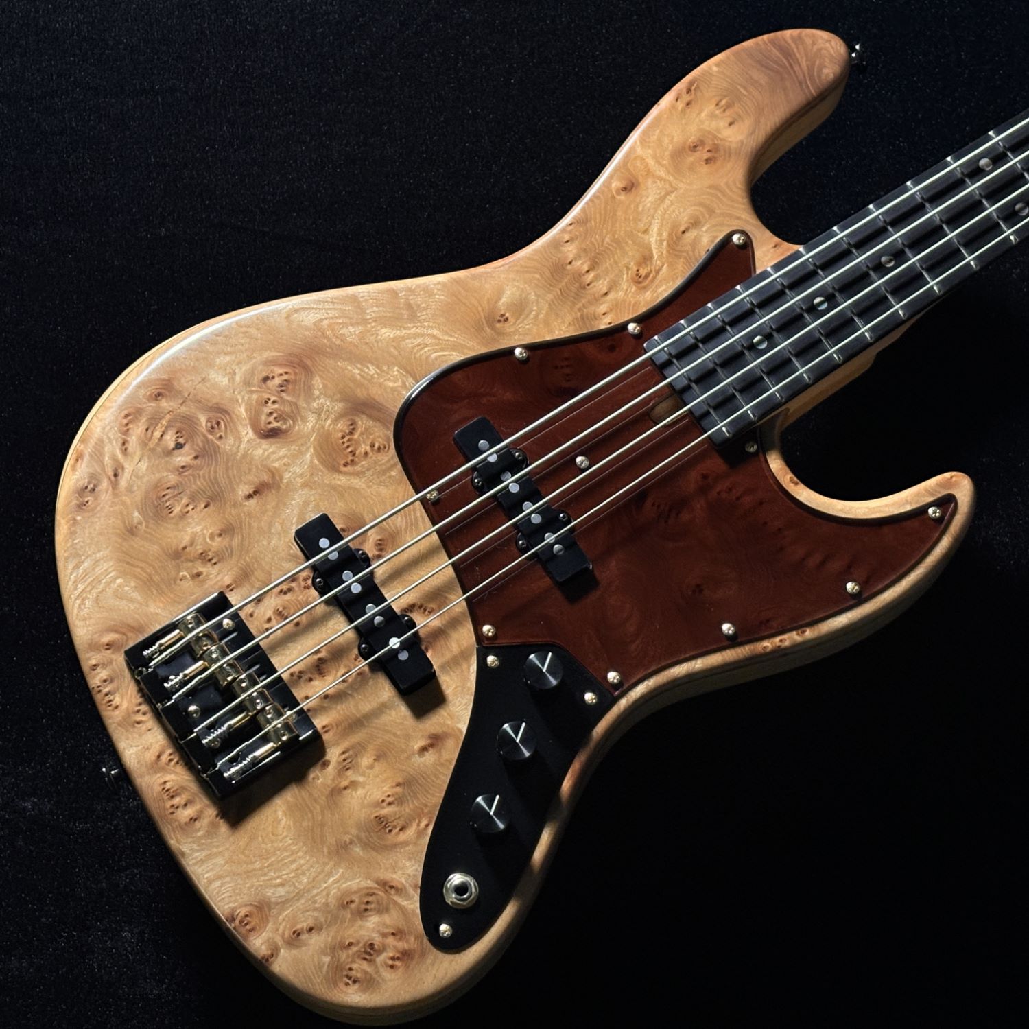 商品の詳細、状態などは【 イオンモール倉敷店 】086-430-5666または『商品についてのお問合せ』ボタンよりお問合せ下さい。ベース【仕様】Body ：Elm Burl on Ash 2PNeck ：MapleFingerboard：EbonyNut：BoneBridge：GOTOH/404SJ-4Machineheads：GOTOH GB11WCFret：国産フレットPickup：Bacchus JB-ALV setControl：2Vol,1Tone(Pull up Turbo SW)Scale：34 inchWidth at Nut：38.0mmFingerboard Radius：310RFinish：Top LacquerBACCHUS WOODLINEシリーズ15周年を記念して登場した、限定モデル“Exotic Wood Custom”第10弾の中古品が入荷。美しく独特な木目を持つエルムバール（楡）をボディトップに採用し、アッシュボディとの組み合わせでタイトかつ扱いやすいサウンドを実現。高級車の内装や工芸品にも使われる希少木材の風合いが際立つ、上質な仕上がりの特別モデルです。使用感も少なく非常に綺麗な状態の本機。一味違うJBタイプをお探しの方はお見逃しなく。【状態】フレット残り：8割以上（ほとんど摩耗していません）トラスロッドの余裕：両方向余裕あり打痕：ボディバック面、ストラップピン付近に米粒大の打痕有り傷や汚れ：金属パーツのくすみが若干ありますが全体的に使用感少なく綺麗な状態です。電装パーツ：動作問題ありません。ジャック：動作問題ありません。●当サイトでは転売や営利目的としたご注文に関してはキャンセル対応をさせていただきます。●こちらの商品は店頭でも同時に販売しております。●店頭や他のサイトでの売却時には商品情報の削除は迅速な対応を心がけておりますが万が一ご注文後に売切れとなっておりました場合は誠に申し訳ありませんがご了承下さい。●商品によって調整等でお届けにお時間をいただく場合がございます。●当店ではお買い上げ明細書のお渡しは行っておりません。　ご希望の場合はご注文後、お問い合わせよりご連絡下さいませ。　メールにてPDF形式のものをお送りさせていただきます。