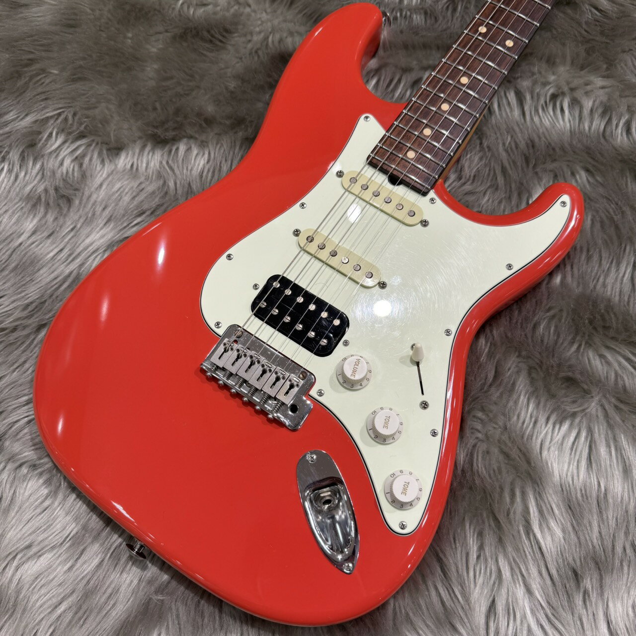 商品の詳細、状態などは【 けやきウォーク前橋店 】027-210-6350または『商品についてのお問合せ』ボタンよりお問合せ下さい。エレキギター / USA製 / アメリカ製打痕傷や塗装剥がれなど長年の使用感は誤字余すが、ガリやノイズはなく演奏上問題はございません。現行品とは違いシュバーセルのロックペグなど、この時代ならではの仕様がうかがえます。二点支持のブリッジや廃ポジションのボディコンターなど現行品に通じる、弾きやすいモダンな仕様が魅力的な一本です。本来3Sのピックアップ配列のモデルですが、前々オーナー様の移行SSHピックアップ配列に変更されており、シングルコイルのシャープな音色からハムバッキングの力強い音色まで、幅広くお楽しみいただける仕様となっております。●当サイトでは転売や営利目的としたご注文に関してはキャンセル対応をさせていただきます。●こちらの商品は店頭でも同時に販売しております。●店頭や他のサイトでの売却時には商品情報の削除は迅速な対応を心がけておりますが万が一ご注文後に売切れとなっておりました場合は誠に申し訳ありませんがご了承下さい。●商品によって調整等でお届けにお時間をいただく場合がございます。●当店ではお買い上げ明細書のお渡しは行っておりません。　ご希望の場合はご注文後、お問い合わせよりご連絡下さいませ。　メールにてPDF形式のものをお送りさせていただきます。