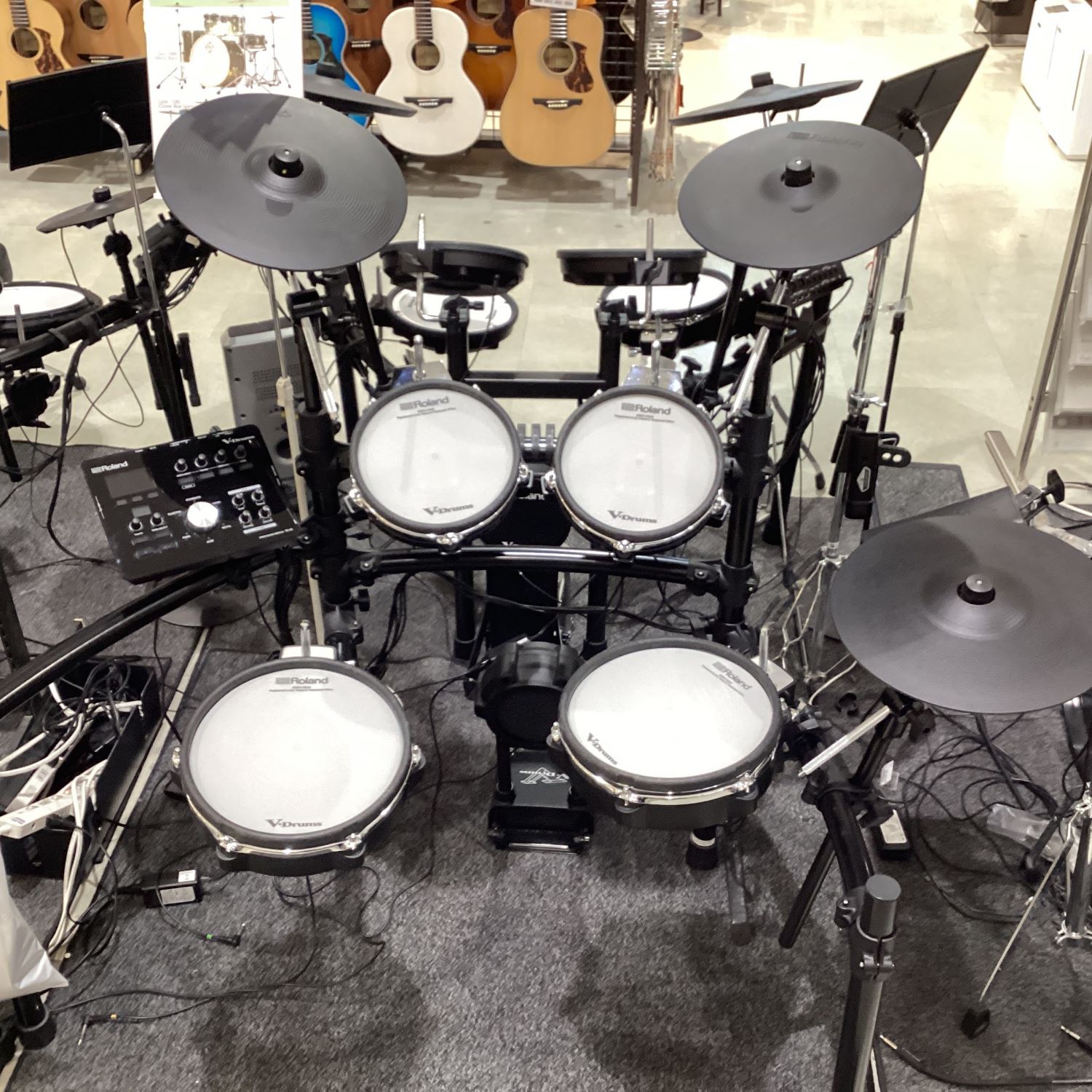 商品の詳細、状態などは【 イオンモール名古屋茶屋店 】052-309-3560または『商品についてのお問合せ』ボタンよりお問合せ下さい。ドラム / パーカッション / 電子ドラム◆商品説明TD-25KV-Sは、ドラマーの求める演奏表現に余すことなく応えるVドラム音源の新スタンダード・モデルです。フラッグシップ・モデルTD-30直系のサウンド・エンジンを搭載し、打点位置による音色変化、楽器独自の振る舞いまでも表現します。キットの変更や音色のカスタマイズはパネル上のセレクターとつまみだけで操作が可能です。お好みの曲に合わせて演奏したデータの録音機能、トレーニングをサポートするコーチ機能も搭載。最高のサウンド・クオリティと自宅での練習に役立つ機能を両立しています。◆状態・全体的に細かな傷、使用感があります。・イス、キックペダル、ハイハットスタンドが付属していませんので別途ご用意ください。＝＝＝＝＝＝＝＝＝＝＝＝＝＝＝＝＝＝＝＝＝＝＝＝＝＝≪ご注意≫※こちらの商品は同時に店頭でも販売しており、売却時の商品情報の削除は迅速を心掛けております。万一ご注文後に売り切れとなった場合は、誠に申し訳ございませんがご了承ください。※中古商品やアウトレット商品に関しましては、撮影が困難な写りにくい細かいキズ等がところどころにある場合がございます。誠に申し訳ございませんが、予めご了承ください。※商品によって、調整等でお届けに2〜3日いただく場合がございます。予めご了承ください。※商品のお問い合わせ、ご購入はメールでの対応を優先させていただく事を予めご了承ください。＝＝＝＝＝＝＝＝＝＝＝＝＝＝＝＝＝＝＝＝＝＝＝＝＝＝●当サイトでは転売や営利目的としたご注文に関してはキャンセル対応をさせていただきます。●こちらの商品は店頭でも同時に販売しております。●店頭や他のサイトでの売却時には商品情報の削除は迅速な対応を心がけておりますが万が一ご注文後に売切れとなっておりました場合は誠に申し訳ありませんがご了承下さい。●商品によって調整等でお届けにお時間をいただく場合がございます。●当店ではお買い上げ明細書のお渡しは行っておりません。　ご希望の場合はご注文後、お問い合わせよりご連絡下さいませ。　メールにてPDF形式のものをお送りさせていただきます。