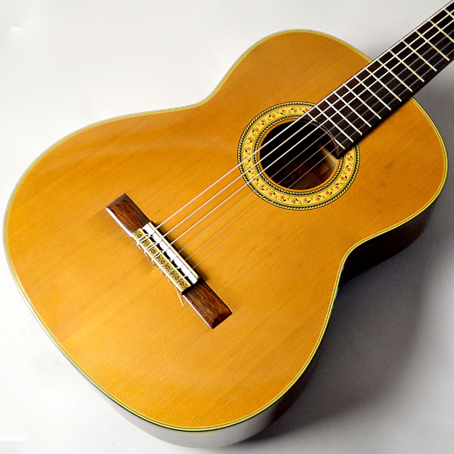 商品の詳細、状態などは【 イオンモール名古屋茶屋店 】052-309-3560または『商品についてのお問合せ』ボタンよりお問合せ下さい。クラシックギター◆傷・不備点・全体的に打痕やスリキズが多数、各金属パーツにくすみがあります。・ペグが全体的に固く回りずらいです。◆その他詳細付属品：本体のみ◆状態説明ネック：ほぼ真っすぐフレット：約8割残弦高：6弦：3.5mm　1弦：3.0mm上記は調整時の状態です。経過時間によっては状態が変化している場合もございます。＝＝＝＝＝＝＝＝＝＝＝＝＝＝＝＝＝＝＝＝＝＝＝＝＝＝≪ご注意≫※こちらの商品は同時に店頭でも販売しており、売却時の商品情報の削除は迅速を心掛けております。万一ご注文後に売り切れとなった場合は、誠に申し訳ございませんがご了承ください。※中古商品やアウトレット商品に関しましては、撮影が困難な写りにくい細かいキズ等がところどころにある場合がございます。誠に申し訳ございませんが、予めご了承ください。※商品によって、調整等でお届けに2?3日いただく場合がございます。予めご了承ください。※商品のお問い合わせ、ご購入はメールでの対応を優先させていただく事を予めご了承ください。＝＝＝＝＝＝＝＝＝＝＝＝＝＝＝＝＝＝＝＝＝＝＝＝＝＝●当サイトでは転売や営利目的としたご注文に関してはキャンセル対応をさせていただきます。●こちらの商品は店頭でも同時に販売しております。●店頭や他のサイトでの売却時には商品情報の削除は迅速な対応を心がけておりますが万が一ご注文後に売切れとなっておりました場合は誠に申し訳ありませんがご了承下さい。●商品によって調整等でお届けにお時間をいただく場合がございます。●当店ではお買い上げ明細書のお渡しは行っておりません。　ご希望の場合はご注文後、お問い合わせよりご連絡下さいませ。　メールにてPDF形式のものをお送りさせていただきます。