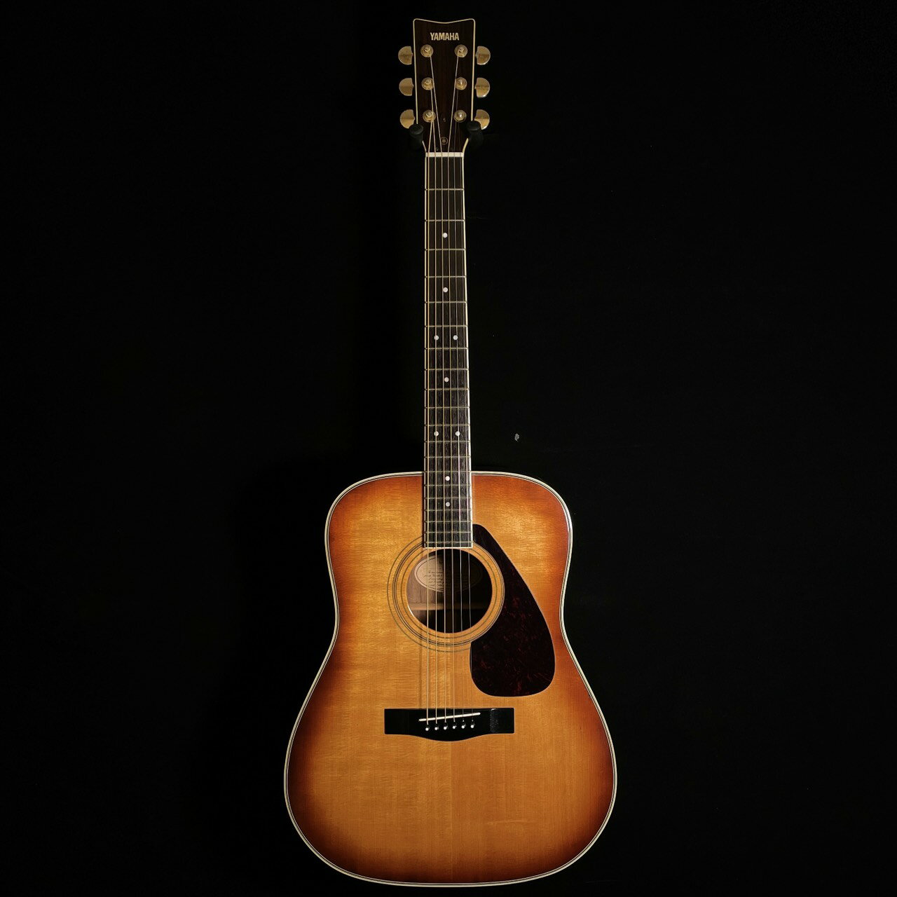 商品の詳細、状態などは【 吉祥寺パルコ店 】0422-28-0560または『商品についてのお問合せ』ボタンよりお問合せ下さい。アコースティックギター【極上の一本】YAMAHA L-5S | ヤマハLシリーズの名機がここに・本商品の魅力：'S'が意味する特別なサウンドヤマハのアコースティックギターの歴史に名を刻む「Lシリーズ」。その中でも特に人気の高いL-5Sが、大変良好なコンディションで入荷しました。L-5Sの特徴は、上位機種の設計を受け継いだスプルース単板トップとコーラルローズのサイド＆バックが生み出す、豊かで煌びやかなトーンです。 レスポンスに優れ、低音は力強く、高音はクリアで伸びやか。フィンガーピッキングからストロークまで、ジャンルを問わずプレイヤーの表現を最大限に引き出します。・コンディション製造から年月が経過しているヴィンテージモデルでありながら、本機は特筆すべき美品コンディションを保っています。【状態】 小さな傷が僅かに見受けられる程度で、年代を考慮すれば非常に綺麗な状態です。【演奏性】 ネックはストレート、フレットの残りも十分で、ストレスなく演奏いただけます。すぐに即戦力としてお使いいただけるよう、丁寧にクリーニングと調整を施しました。●当サイトでは転売や営利目的としたご注文に関してはキャンセル対応をさせていただきます。●こちらの商品は店頭でも同時に販売しております。●店頭や他のサイトでの売却時には商品情報の削除は迅速な対応を心がけておりますが万が一ご注文後に売切れとなっておりました場合は誠に申し訳ありませんがご了承下さい。●商品によって調整等でお届けにお時間をいただく場合がございます。●当店ではお買い上げ明細書のお渡しは行っておりません。　ご希望の場合はご注文後、お問い合わせよりご連絡下さいませ。　メールにてPDF形式のものをお送りさせていただきます。