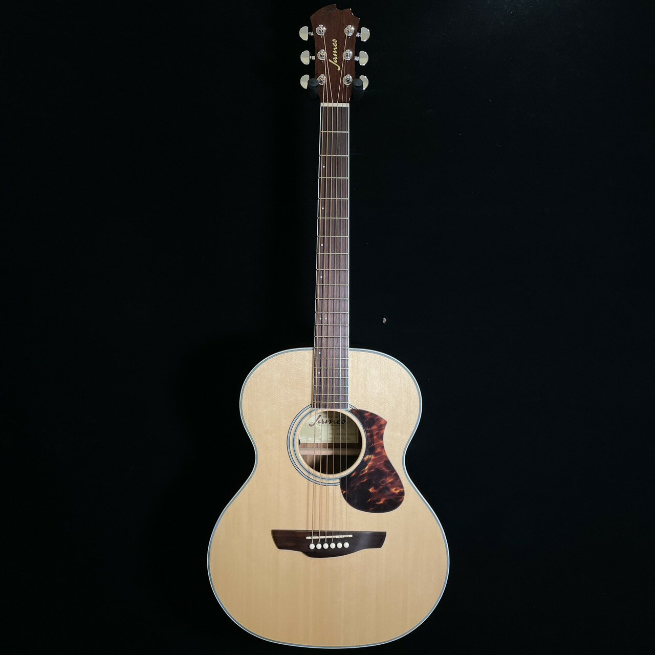 商品の詳細、状態などは【 吉祥寺パルコ店 】0422-28-0560または『商品についてのお問合せ』ボタンよりお問合せ下さい。アコースティックギター【ワンランク上の即戦力】James J-500A/Ova | 美品コンディションのエレアコ！・本商品の魅力：小ぶりなボディに宿る本格サウンドJames J-500A/Ovaは、「Aスタイル」と呼ばれるJamesオリジナルの小ぶりなボディシェイプを採用したエレアコギターです。弾きやすさ抜群の設計： 一般的なドレッドノートよりも抱えやすく、薄めに設計されたボディと、丸く仕上げられたラウンドエッジ・フレットが、初心者や女性、小柄な方でもストレスフリーな演奏をサポートします。本格的な「鳴り」： ボディトップには、豊かな響きを生むシトカスプルース単板を使用。小ぶりなボディとは思えないほど粒立ちが良く、バランスの取れたクリアなサウンドを実現しています。ライブ対応のエレアコ： オリジナルのアンダーサドルピエゾピックアップとプリアンプを搭載。ライン出力時もハウリングに強く、クリアで使いやすいトーンで、ライブやレコーディングの即戦力となります。・コンディション当商品は、新品と見間違えるほどの素晴らしい美品コンディションを保っています。【状態】 目立つ傷や打痕、使用感はほとんど見られません。ネックやボディに割れや反りなどの問題もなく、非常に大切に扱われてきたことが伺えます。【演奏性】 ネックはストレートで、フレットの減りもごくわずかです。最適な弦高に調整済みのため、ご購入後、すぐに気持ちよく演奏を始めていただけます。エレアコ機能も問題なく動作します。●当サイトでは転売や営利目的としたご注文に関してはキャンセル対応をさせていただきます。●こちらの商品は店頭でも同時に販売しております。●店頭や他のサイトでの売却時には商品情報の削除は迅速な対応を心がけておりますが万が一ご注文後に売切れとなっておりました場合は誠に申し訳ありませんがご了承下さい。●商品によって調整等でお届けにお時間をいただく場合がございます。●当店ではお買い上げ明細書のお渡しは行っておりません。　ご希望の場合はご注文後、お問い合わせよりご連絡下さいませ。　メールにてPDF形式のものをお送りさせていただきます。