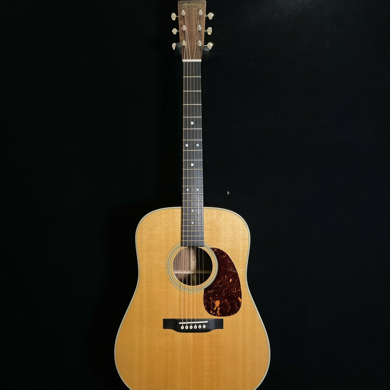 商品の詳細、状態などは【 吉祥寺パルコ店 】0422-28-0560または『商品についてのお問合せ』ボタンよりお問合せ下さい。アコースティックギター【極美品・即戦力】Martin D-28 Standard | 永遠のスタンダードモデル・本商品の魅力：世界が認めるマーティン・トーンD-28 Standardは、1931年の誕生以来、数々の伝説的なミュージシャンに愛され続けてきた、ドレッドノートの最高峰です。そのパワフルで奥深いサウンドは、カントリー、フォーク、ロック、弾き語りからソロギターまで、あらゆるジャンルと奏法を完璧にカバーします。トップ材：シトカスプルース単板サイド＆バック材：イースト・インディアン・ローズウッド単板仕様： 2017年の仕様変更により、フォワード・シフテッド・Xブレーシング（ノンスキャロップ）を採用。これにより、力強い低音と、繊細でレンジの広い煌びやかな高音が両立され、現代的なプレイアビリティも向上しています。ネックシェイプ： モダンな演奏性を提供する**「モディファイド・ローオーバル」**を採用し、初心者からプロまで、長時間の演奏でもストレスを感じさせません。・コンディション：安心の極上状態当商品は、「状態よし」の言葉にふさわしい、新品同様の極上コンディションを保っています。【状態】 擦り傷や打痕はほとんど見られず、金属パーツのくすみも極めて少ない、非常に丁寧に使用されてきた個体です。新品をお考えの方にも自信を持っておすすめできる、極めて価値の高い「美品」です。【演奏性】 ネックはストレートで、トラスロッドにも十分な余裕があります。フレットの減りもごくわずかで、適正な弦高に調整済みです。D-28らしい重厚な鳴りを、すぐに最高の状態でお楽しみいただけます。【付属品】 純正ハードケースが付属します。●当サイトでは転売や営利目的としたご注文に関してはキャンセル対応をさせていただきます。●こちらの商品は店頭でも同時に販売しております。●店頭や他のサイトでの売却時には商品情報の削除は迅速な対応を心がけておりますが万が一ご注文後に売切れとなっておりました場合は誠に申し訳ありませんがご了承下さい。●商品によって調整等でお届けにお時間をいただく場合がございます。●当店ではお買い上げ明細書のお渡しは行っておりません。　ご希望の場合はご注文後、お問い合わせよりご連絡下さいませ。　メールにてPDF形式のものをお送りさせていただきます。
