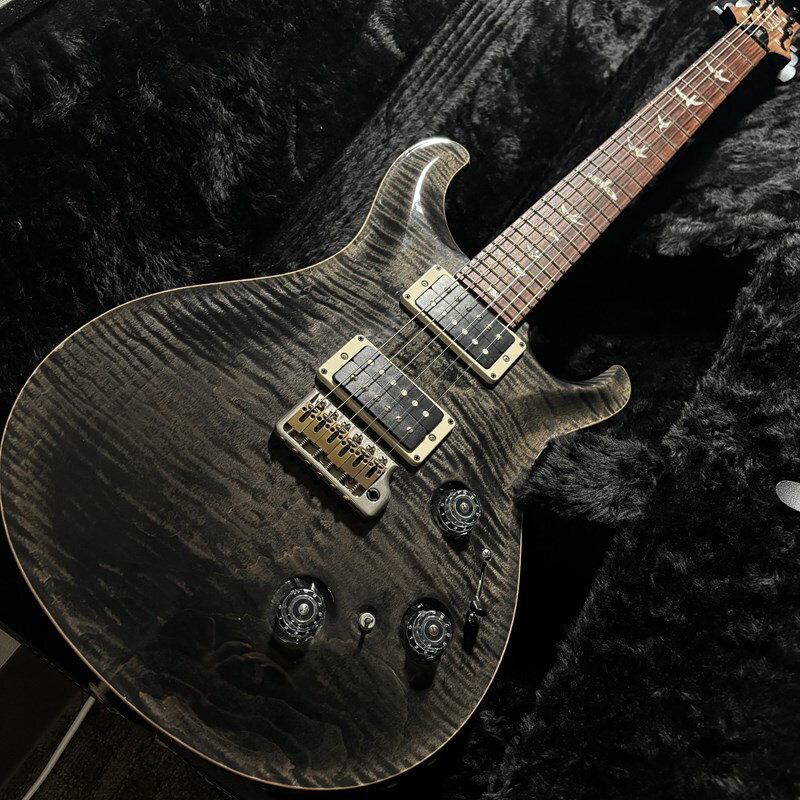 商品の詳細、状態などは【 イオンモール八幡東店 】093-663-5155または『商品についてのお問合せ』ボタンよりお問合せ下さい。エレキギター※ヘッドのシリアルには「11248614」もしくは「17248614」と記載がありますが判別できかねます。スペックに関しても同様です。外見などをチェックし、2017年製造のものだとは思われますが判断できかねます。スペックすべてに関しては代理店の変更により確認が出来ませんでした。ご了承くださいませ。全体的にキズが多いため、よりキズ・状態を確認されたいお客様は金光（かねみつ）までお願いいたします。【状態】・全体的にキズ・使用感・打痕などが数多く散見されます。・ハイフレット側面に塗装欠けがあります。・1フレットから7フレットは特に消耗が見受けられます。・ブリッジ部分に塗装の傷が見受けられます。・フロントピックアップに汚れが見受けられます。・全体的に金属のくすみが見受けられます。・マスターボリュームにガリが見られます。・上記のことから当商品は現物渡しとなります。弦高：6弦　2.2mm　1弦　1.8mm（12Fから計測）ネック状態：異常なしフレット残：7割【付属品】純正ハードケース　アーム　t調製用レンチ類　説明書【保証】中古保証：6か月●当サイトでは転売や営利目的としたご注文に関してはキャンセル対応をさせていただきます。●こちらの商品は店頭でも同時に販売しております。●店頭や他のサイトでの売却時には商品情報の削除は迅速な対応を心がけておりますが万が一ご注文後に売切れとなっておりました場合は誠に申し訳ありませんがご了承下さい。●商品によって調整等でお届けにお時間をいただく場合がございます。●当店ではお買い上げ明細書のお渡しは行っておりません。　ご希望の場合はご注文後、お問い合わせよりご連絡下さいませ。　メールにてPDF形式のものをお送りさせていただきます。