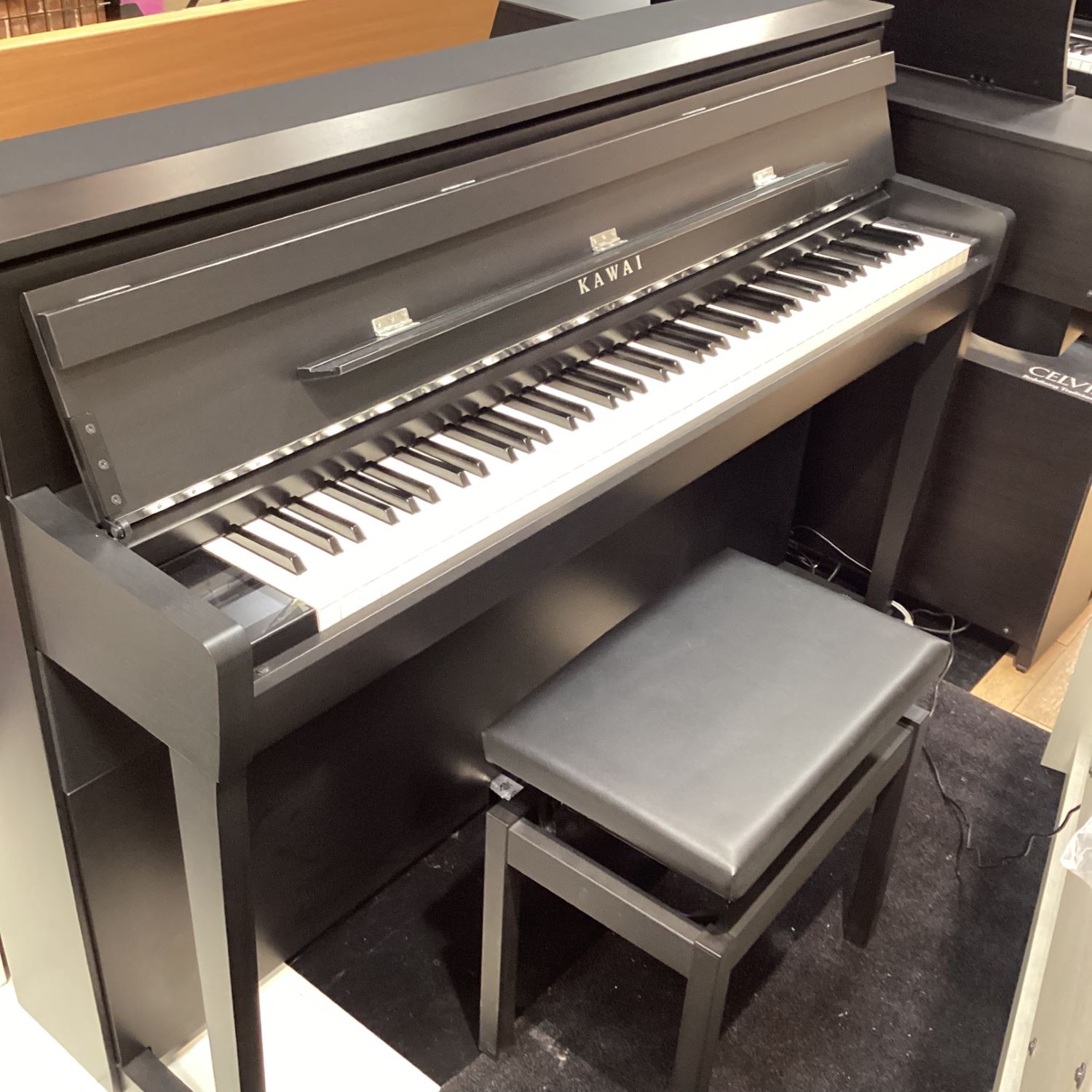 商品の詳細、状態などは【 大宮店 】048-658-5260または『商品についてのお問合せ』ボタンよりお問合せ下さい。ピアノ / 電子ピアノ / 木製鍵盤 / 88鍵盤【主な仕様】■鍵盤：88鍵 木製鍵盤グランド・フィール・アクションIII■同時発音数：最大256音■音色：90音色■ディスプレイ：800×480dotカラー液晶タッチパネル■幅144.5cm × 奥行き47cm × 高さ 101cm■重量83kg【状態】・本体、鍵盤に多少の擦り傷あり。・電装系問題なし。・ペダルくすみ、若干の錆びつきあり。・コントロールパネルは保護シートが付いたままとなっている為ほぼ傷は無いと思われます。多少の擦り傷はご了承下さい。・右足外装シート補修歴あり。・椅子に多少の擦り傷あり。【配送について】埼玉県よりピアノ専門の運送業者にて配送いたします。※無料配送エリア外、遠方や離島のお届けは原則不可となります。（参考送料：無料配送エリア外￥44,000〜）●基本配送設置無料対応地区千葉県東京都（離島除く）神奈川県埼玉県上記地区の配送設置料金は無料となります。＊上記地区内でも場合によっては配送設置料金が発生する可能性がございます。＊その他の地区は配送設置の追加料金が発生しますので別途お見積もりさせていただきます。　詳細のお見積もりご希望の場合にはお問合わせよりご連絡ください。【配送日】●ご希望日と併せてご相談の上での決定になります●時間の指定は出来ません（午前午後含めて）＜以下オプション作業料が発生します＞●クレーン上げ作業※こちらの商品お問合せは担当の大森（おおもり）までお願いします。※無料配送エリア外、遠方や離島のお届けは原則不可となります。※配送料に関して、必ずご購入前にお問い合わせくださいませ。※担当不在時はご返信に少々お時間頂戴致します。※ご注文の際は設置階（階段、エレベーターの使用有無）、引き上げピアノの有無（引き上げピアノの種類によっては料金が発生します）をお知らせ下さい。※解体作業ができないモデルとなります。購入前に搬入可能か下見作業が必須となります（下見作業料金￥4,400(税込)）【特徴】ショパン国際ピアノコンクールをはじめ、世界の国際ピアノコンクールに公式採用されているフルコンサートグランドピアノ「SK-EX」。 その世界水準グランドピアノをマルチチャンネルによってサンプリング、88鍵盤すべての響きや共鳴音を忠実に再現した音源。 進化した「SK-EXレンダリング音源」では、グランドピアノ特有の音の立ち上がりに重要なハンマーノイズサンプリングを追加。 いままで不可能であったピアノ音の複雑で艷やかな共鳴管を再現し、突き抜けるような強打音からささやくような弱打音まで、 まるでコンサートホールで弾いているかのような響きを実現しました。 またSK-EXに加えフルコンサートグランドピアノEX、ミドルサイズのSK-5音源も内蔵。お好みのグランドピアノで演奏できます。【配送方法】こちらの商品は埼玉県よりピアノ専門の運送業者にて配送いたします。遠方への配送の場合には、お届けまで2週間以上かかる場合もございます。基本配送設置料金対応地区千葉県東京都（離島除く） 神奈川県埼玉県 群馬県栃木県 茨城県配送設置追加料金なし 上記地区の配送設置料金は無料となります。沖縄県及び離島は配送設置対応が出来ません。ご了承下さいませ。●【配送設置とは】運送業者により、配送からお部屋への設置まで行います。●その他の地区は配送設置の追加料金が発生しますので別途お見積もりさせていただきます。　詳細のお見積もりご希望の場合には「お問合わせ」よりご連絡ください。＜以下オプション作業別途請求になります＞●階段上げ：1階につき4,400円（3F 7,700円、4F 11,000円)（税込）●外階段作業：5-10段ごとに5,500円（税込）●クレーン作業：別途お見積り【配送日】●ご希望日と併せてご相談の上での決定になります●時間の指定は出来ません（午前午後含めて）【保証】 3ヶ月＊保証規定は別途画像に掲載している内容を確認下さい。●当サイトでは転売や営利目的としたご注文に関してはキャンセル対応をさせていただきます。●こちらの商品は店頭でも同時に販売しております。●店頭や他のサイトでの売却時には商品情報の削除は迅速な対応を心がけておりますが万が一ご注文後に売切れとなっておりました場合は誠に申し訳ありませんがご了承下さい。●商品によって調整等でお届けにお時間をいただく場合がございます。●当店ではお買い上げ明細書のお渡しは行っておりません。　ご希望の場合はご注文後、お問い合わせよりご連絡下さいませ。　メールにてPDF形式のものをお送りさせていただきます。