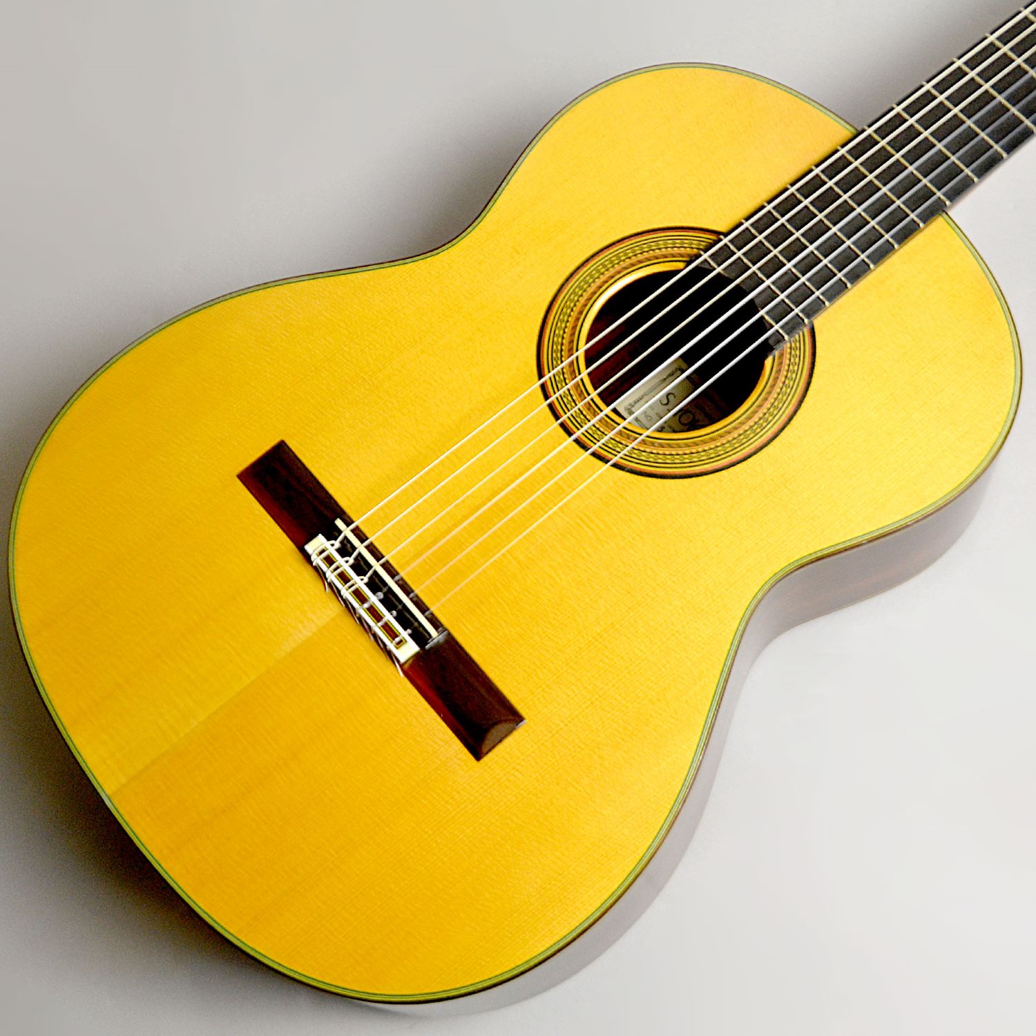 商品の詳細、状態などは【 イオンモール名古屋茶屋店 】052-309-3560または『商品についてのお問合せ』ボタンよりお問合せ下さい。クラシックギター【お試しまでの流れ】1.担当 伊藤までWEBサイトを見たとご連絡をください。(052-309-3560)2.担当 伊藤より試奏希望店に連絡をお取りします。試奏希望店に確認が取れ次第、お客様へ来店日のご連絡を差し上げます。3.当日は直接 試奏希望店にご来店下さい。その際レジカウンタースタッフにお客様のお名前をお伝えください。4.担当スタッフが商品を準備いたします。お試しいただいた上で商品を気に入って頂けましたらその場でご決済をお願いいたします。万が一イメージと違う場合は試奏希望店スタッフにその旨お伝え下さい。※尚キャンセルの場合、試奏サービス配送料として \5,500-(税込) を頂戴致します。ご購入の際は配送料は頂戴致しません。5.ご購入の場合→そのままお持ち帰り頂き楽器演奏をお楽しみください。キャンセルの場合→試奏希望店より名古屋茶屋店に返送されます。＝＝＝＝＝＝＝＝＝＝＝＝＝＝＝＝＝＝＝＝＝＝＝＝＝＝≪ご注意≫※こちらの商品は同時に店頭でも販売しており、売却時の商品情報の削除は迅速を心掛けております。万一ご注文後に売り切れとなった場合は、誠に申し訳ございませんがご了承ください。※中古商品やアウトレット商品に関しましては、撮影が困難な写りにくい細かいキズ等がところどころにある場合がございます。誠に申し訳ございませんが、予めご了承ください。※商品によって、調整等でお届けに2?3日いただく場合がございます。予めご了承ください。※商品のお問い合わせ、ご購入はメールでの対応を優先させていただく事を予めご了承ください。＝＝＝＝＝＝＝＝＝＝＝＝＝＝＝＝＝＝＝＝＝＝＝＝＝＝◆傷・不備点※トップ割れ修正済。割れ跡あり。※割れペグ交換済。・全体に写真に写りにくい細かいスリキズや打痕が数か所・ヘッドトップとボディサイドとバックの一部に若干の塗装変色あり。・各金属パーツにくすみがあります。◆その他詳細年式：1984年付属品：ハードケース弦長：650mm◆状態説明ネック：若干順ぞりフレット：約9割残弦高：6弦：3.5mm　1弦：3.0mm上記は調整時の状態です。経過時間によっては状態が変化している場合もございます。●当サイトでは転売や営利目的としたご注文に関してはキャンセル対応をさせていただきます。●こちらの商品は店頭でも同時に販売しております。●店頭や他のサイトでの売却時には商品情報の削除は迅速な対応を心がけておりますが万が一ご注文後に売切れとなっておりました場合は誠に申し訳ありませんがご了承下さい。●商品によって調整等でお届けにお時間をいただく場合がございます。●当店ではお買い上げ明細書のお渡しは行っておりません。　ご希望の場合はご注文後、お問い合わせよりご連絡下さいませ。　メールにてPDF形式のものをお送りさせていただきます。