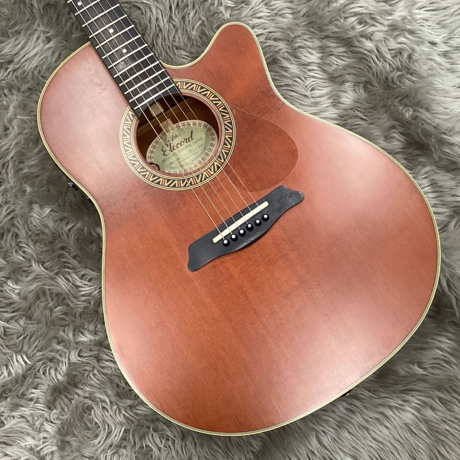 商品の詳細、状態などは【 イオンモール八千代緑が丘店 】047-459-8310または『商品についてのお問合せ』ボタンよりお問合せ下さい。こちらの商品のお問い合わせ・選定のご希望(遠方の方でもご対応いたします。)は必ず当店にご連絡をお願いいたします。【状態】フレット残り：7割程度ネック：逆反り気味ですが目立つ音詰まりはございません。電装系：演奏に支障あるノイズはございません。弦高：12f上　6弦側：約3.0mm　1弦側：約2.7mmピックガードが後付けされています。使用感が強めであり、傷・塗装の曇り・パーツのくすみがあります。現状でのお渡しとなります。予めご了承下さい。必ず写真をよくご確認の上、ご検討ください。【付属品】写真にある物がすべてとなります。【特徴】ボディの厚みが約7cmで抱えやすい薄めのエレアコです。ボディ：Mahoganyネック：Mahogany指板 ：Ebony=============================◆便利なショッピングクレジット＜メリット1＞クレジットカードも店舗来店も不要！自宅からスマートフォン・タブレット・パソコンでスピーディーなお申し込み。＜メリット2＞1回払い、分割払い、ボーナス払い（併用もOK）など月々のお支払い金額はお客様の返済計画に合わせ柔軟に対応可能。※18歳以上(高校生不可)が対象◆掲載店舗以外でのお受け取り当社規定の送料をご負担いただきます。◆ご注意こちらの商品は店頭でも販売しております。販売後の商品情報の削除は迅速を心掛けておりますが、万一ご注文後に売り切れの場合は誠に申し訳ございませんがご容赦ください。商品によって調整等でお届けに2〜3日いただく場合がございます。◆沖縄への発送に関して陸送・船便となります。航空輸送をご希望される場合は別途送料をいただきます。※航空機搭載不可となる規制対象商品（主に液体・スプレー類・磁石を含む荷物）は陸送・船便に限らせていただきます。◆転売、営利目的でのご注文に関して当社サイトは転売や営利目的でのご注文はキャンセル対応をさせていただきます。●当サイトでは転売や営利目的としたご注文に関してはキャンセル対応をさせていただきます。●こちらの商品は店頭でも同時に販売しております。●店頭や他のサイトでの売却時には商品情報の削除は迅速な対応を心がけておりますが万が一ご注文後に売切れとなっておりました場合は誠に申し訳ありませんがご了承下さい。●商品によって調整等でお届けにお時間をいただく場合がございます。●当店ではお買い上げ明細書のお渡しは行っておりません。　ご希望の場合はご注文後、お問い合わせよりご連絡下さいませ。　メールにてPDF形式のものをお送りさせていただきます。