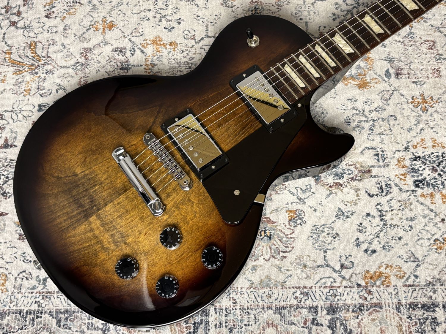 商品の詳細、状態などは【 イオンモール須坂店 】026-403-0730または『商品についてのお問合せ』ボタンよりお問合せ下さい。エレキギター / レスポールスタジオ / USA製 / アメリカ製 ボディトップ：メイプル ボディ：マホガニー ネック：マホガニー 指板：ローズウッド フレット：22 Medium Jumbo ナット幅：42.5mm(実寸) ブリッジ／サドル：Aluminum Nashville Tune-O-Matic ピックアップ：490R、498T ボディカラー：Smokehouse Burst【状態】各所に細かな傷、擦り傷がございます。目立った大きなダメージはございません。ネックコンディション良好。フレット残9割程。トラスロッド余裕あり。レスポールの本質的な特徴であるハムバッキング・ピックアップ、グルード・イン・セット・ネック、メイプル・キャップのマホガニー・ボディの組み合わせを高く評価する多くのギタリストに長年愛用されてきました。ウルトラ・モダン・ウェイト・リリーフ構造で軽量化されたマホガニー・ボディにプレーン・メイ プル・キャップ、トラディショナル・ヒールのマホガニー・ネックにスリムテーパー ・ネック・プロファイル、アクリル・トラペゾイド・インレイが施されたバウンド・ローズウッド指板、ギブソンの490R、498Tピックアップを搭載し、プッシュ/プル・ボリューム・コントロールでコイル・タッピングも可能。ボディフィニッシュはグロス・ニトロセルロース・ラッカー、そしてカラーにマッチングする2タイプのトリムが用意され、現代のプレイヤーのために洗練され、アップグレイドされたエッセンシャルなレスポールです。●当サイトでは転売や営利目的としたご注文に関してはキャンセル対応をさせていただきます。●こちらの商品は店頭でも同時に販売しております。●店頭や他のサイトでの売却時には商品情報の削除は迅速な対応を心がけておりますが万が一ご注文後に売切れとなっておりました場合は誠に申し訳ありませんがご了承下さい。●商品によって調整等でお届けにお時間をいただく場合がございます。●当店ではお買い上げ明細書のお渡しは行っておりません。　ご希望の場合はご注文後、お問い合わせよりご連絡下さいませ。　メールにてPDF形式のものをお送りさせていただきます。