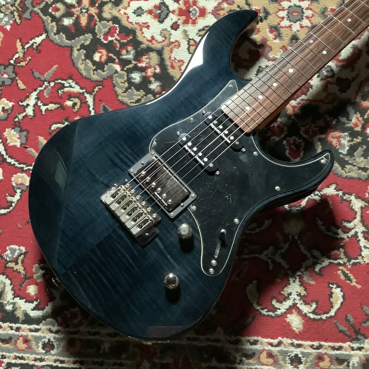 商品の詳細、状態などは【 大宮店 】048-658-5260または『商品についてのお問合せ』ボタンよりお問合せ下さい。エレキギター弦長：648mmボディ：フレイムメイプル/アルダーネック：メイプル指板：ローズウッド22F(350R)ペグ：Groverロッキングチューナーナット：Graph Tech Black TUSQブリッジ：Wilkinson VS50-6ピックアップ：Seymour Duncan SSL-1、Seymour Duncan SSL-1RwRp、Seymour Duncan Custom5コントロール：マスターボリューム、マスタートーン(コイルタップスイッチ)、5P セレクター・スイッチハードウェア：ニッケルソフトケース付属※2025年11月13日 弦交換、オイルクリーニング、フレットクリーニング実施【状態】フレット残り：8割程度トラスロッドの余裕：締める方向に余裕あり打痕：やや散見傷や汚れ：やや散見その他：ネックプレートくすみあり、サドル少しくすみあり中古保証：6ヶ月●当サイトでは転売や営利目的としたご注文に関してはキャンセル対応をさせていただきます。●こちらの商品は店頭でも同時に販売しております。●店頭や他のサイトでの売却時には商品情報の削除は迅速な対応を心がけておりますが万が一ご注文後に売切れとなっておりました場合は誠に申し訳ありませんがご了承下さい。●商品によって調整等でお届けにお時間をいただく場合がございます。●当店ではお買い上げ明細書のお渡しは行っておりません。　ご希望の場合はご注文後、お問い合わせよりご連絡下さいませ。　メールにてPDF形式のものをお送りさせていただきます。