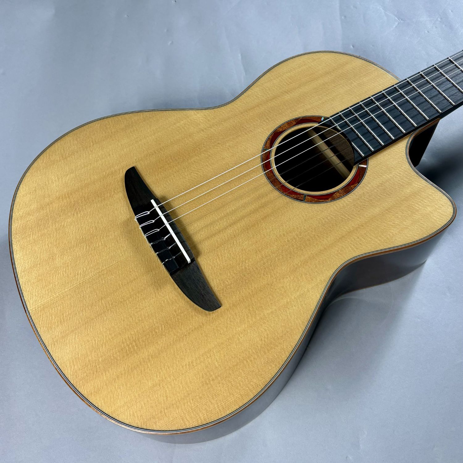 商品の詳細、状態などは【 プレ葉ウォーク浜北店 】053-584-2610または『商品についてのお問合せ』ボタンよりお問合せ下さい。クラシックギター胴型：クラシックタイプカッタウェイ弦長：650mm全長：990mm胴厚：94mm-100mm表板：米杉単板裏板：ウォルナット単板側板：ウォルナット単板棹：マホガニー指板幅(上駒部／胴接合部)：52mm/62mm指板：エボニー下駒：エボニー＋ウォルナット上駒：ユリア樹脂下駒枕：ユリア樹脂ピックガード：-ピックアップシステム：System74N Atmosfeel（ハイブリッド3WAYシステム）コントローラー：Master Vol/Mic Blend/Treble EQフレット残り：おおよそ90％ほどトラスロッドの余裕：余裕あり打痕：バック下部バインディング部分に打痕あり（掲載画像をご確認ください）傷や汚れ：小傷いくつかあり電装パーツ：問題なしジャック：問題なし※付属するケースにストラップはついておりません。●当サイトでは転売や営利目的としたご注文に関してはキャンセル対応をさせていただきます。●こちらの商品は店頭でも同時に販売しております。●店頭や他のサイトでの売却時には商品情報の削除は迅速な対応を心がけておりますが万が一ご注文後に売切れとなっておりました場合は誠に申し訳ありませんがご了承下さい。●商品によって調整等でお届けにお時間をいただく場合がございます。●当店ではお買い上げ明細書のお渡しは行っておりません。　ご希望の場合はご注文後、お問い合わせよりご連絡下さいませ。　メールにてPDF形式のものをお送りさせていただきます。