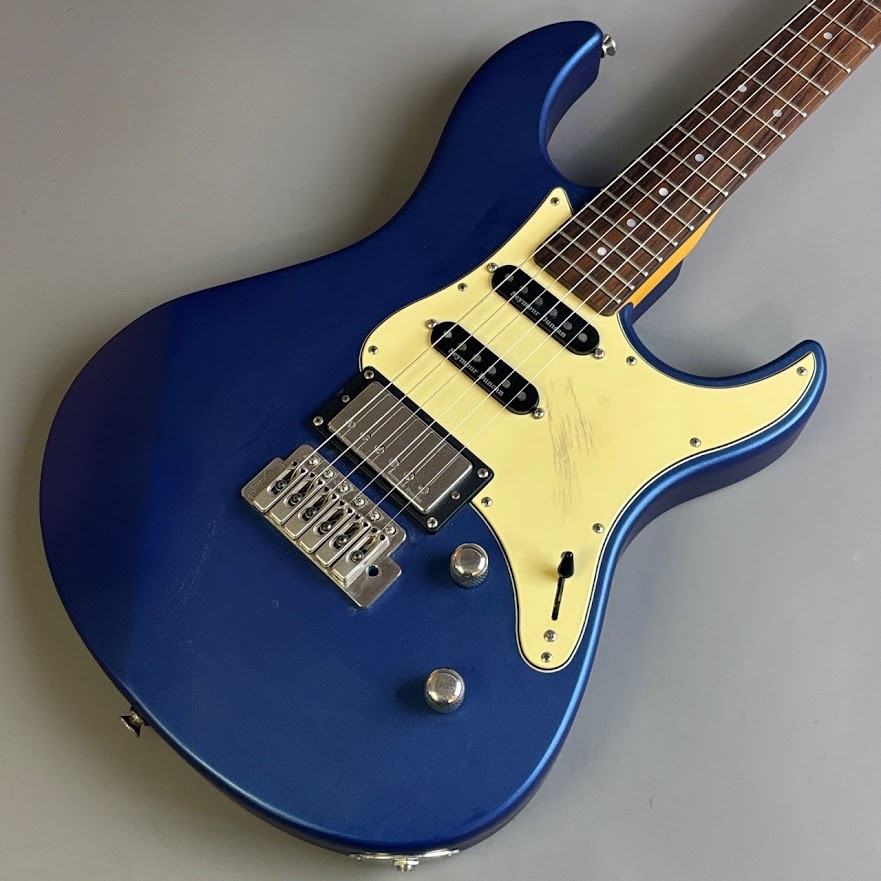 商品の詳細、状態などは【 そよら成田ニュータウン店 】0476-28-0511または『商品についてのお問合せ』ボタンよりお問合せ下さい。エレキギター【付属品】なし※トラスロッドカバー、アーム、バックパネル欠品【特徴】ボディにアルダー材、ネックにメイプル材、指板にはローズウッドを採用し、フロントとセンターにシングルコイル、リアにハムバッキングのピックアップを搭載した「PACIFICAシリーズ」の上位モデル。3つのピックアップはもちろんのこと、トレモロユニット、コイルタップスイッチなど、各所に高品質なパーツを搭載【主な仕様】BODY　アルダーNECK　メイプルFINGERBOARD　ローズウッド【状態】 ネック： まっすぐ トラスロッド： 余裕あり フレット残： 8.5割 弦高： 6弦側 1.75mm 1弦側 1.75mm （12F上） 重量： 3.535 kg 電装系： 問題なし 状態： 傷や汚れなど多くありますが演奏状態良好です 【保証】6ヵ月●当サイトでは転売や営利目的としたご注文に関してはキャンセル対応をさせていただきます。●こちらの商品は店頭でも同時に販売しております。●店頭や他のサイトでの売却時には商品情報の削除は迅速な対応を心がけておりますが万が一ご注文後に売切れとなっておりました場合は誠に申し訳ありませんがご了承下さい。●商品によって調整等でお届けにお時間をいただく場合がございます。●当店ではお買い上げ明細書のお渡しは行っておりません。　ご希望の場合はご注文後、お問い合わせよりご連絡下さいませ。　メールにてPDF形式のものをお送りさせていただきます。