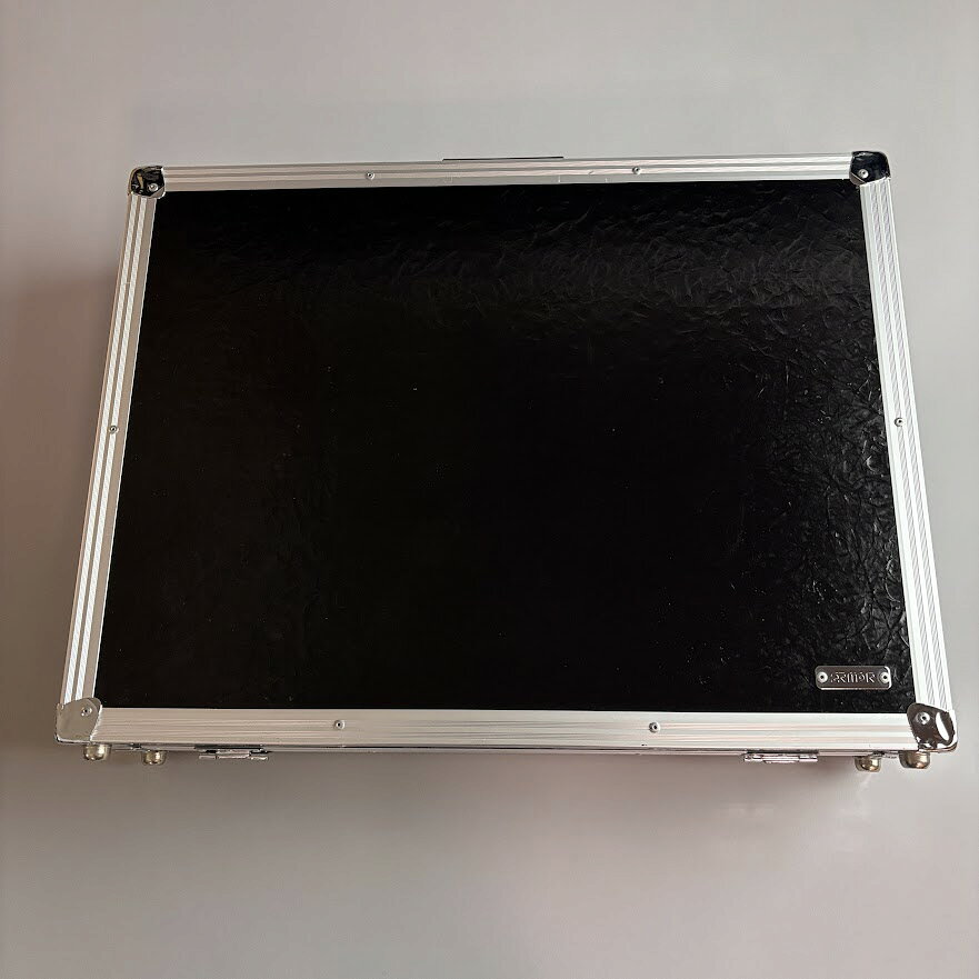 商品の詳細、状態などは【 そよら成田ニュータウン店 】0476-28-0511または『商品についてのお問合せ』ボタンよりお問合せ下さい。【特徴】外寸：約570W×約330D×約135Hmm　(金具類の突起は含まず)有効内寸：約554W×約313D×約84-105Hmm【保証】なし●当サイトでは転売や営利目的としたご注文に関してはキャンセル対応をさせていただきます。●こちらの商品は店頭でも同時に販売しております。●店頭や他のサイトでの売却時には商品情報の削除は迅速な対応を心がけておりますが万が一ご注文後に売切れとなっておりました場合は誠に申し訳ありませんがご了承下さい。●商品によって調整等でお届けにお時間をいただく場合がございます。●当店ではお買い上げ明細書のお渡しは行っておりません。　ご希望の場合はご注文後、お問い合わせよりご連絡下さいませ。　メールにてPDF形式のものをお送りさせていただきます。お支払い合計金額が3万円以上（税込）のお買い上げで月々のお支払いが3000円以上にてご利用いただけます。※ご利用には信販会社の所定の審査がございます。具体的なお支払い例やプラン詳細はバナーをクリックしてご確認ください。