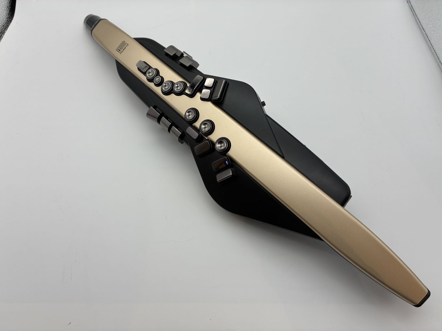 商品の詳細、状態などは【 イオンモール名古屋茶屋店 】052-309-3560または『商品についてのお問合せ』ボタンよりお問合せ下さい。シンセサイザー / ウインドシンセサイザー / 電子管楽◆商品仕様●キー配列:サクソフォン互換キー配列●音源:ZEN-Core　　　:SuperNATURALアコースティック●パート数:4パート（ドラムは1パート）●プリセット・メモリー:プリセット・シーン：265音色（Ver.1,01）●ユーザー・メモリー:ユーザー・シーン：600　　　　　　　　　　:フェイバリット・シーン：12●エフェクト:マルチ・エフェクト　　　　　　:コーラス　　　　　　:ディレイ　　　　　　:リバーブ●コントローラー:ブレス・センサー　　　　　　　　:バイト・センサー　　　　　　　　:演奏キー　　　　　　　　:オクターブ・キー　　　　　　　　:サム・レバー　　　　　　　　:S1/S2 ボタン　　　　　　　　:SCENEボタン　　　　　　　　:MENUボタン　　　　　　　　:SCENE CATEGORYつまみ　　　　　　　　:VOLUMEつまみ　　　　　　　　:MIDI CONTROLスイッチ●Bluetooth:標準規格Ver 4.2　　　　　 :対応プロファイル：A2DP（オーディオ）、GATT（MIDI over Bluetooth Low Energy）　　　　　 :対応コーデック：SBC（SCMS-T方式によるコンテンツ保護に対応）●ディスプレイ:有機ELディスプレイ　128×32ドット●接続端子:PHONES端子（ステレオ・ミニ・タイプ）　　　　　:OUTPUT端子（ステレオ標準タイプ）　　　　　:USB COMPUTER/MEMORY端子（USB Type-C（R）、AUDIO／MIDI）　　　　　:DC IN端子●記憶メディア:USBメモリー（USB Type-C、別売）●スピーカー・アンプ出力:1.5W×2●スピーカー:2.8cm×2●電源:ACアダプター（DC5.7V）　　　:ニッケル水素電池単3形（別売）×6消費電流900mA連続使用時の電池の寿命（使用状態によって異なります）ニッケル水素電池：約6時間（容量1,900mAh使用時）※マンガン乾電池、アルカリ乾電池は使用不可●外形寸法:幅133 mm奥行84 mm高さ632 mm質量（電池含む）1,100g◆傷・不備点・使用感による擦り傷有※通電、音出しチェック済◆付属品・ケース・説明書・電源ケーブル・リストバンド ◆商品概要Aerophone AE-20は、フラッグシップ・モデルAerophone Proの演奏性、表現力を受け継ぎながら、よりコンパクトでカジュアルに楽しめるエアロフォンのスタンダード・モデル。細部までこだわりぬいた豊かな表現力のサウンドが特長の革新的なデジタル管楽器です。管楽器を身近に、クリエイティブに楽しめる、あなたを音楽の旅へと誘う1台です。●当サイトでは転売や営利目的としたご注文に関してはキャンセル対応をさせていただきます。●こちらの商品は店頭でも同時に販売しております。●店頭や他のサイトでの売却時には商品情報の削除は迅速な対応を心がけておりますが万が一ご注文後に売切れとなっておりました場合は誠に申し訳ありませんがご了承下さい。●商品によって調整等でお届けにお時間をいただく場合がございます。●当店ではお買い上げ明細書のお渡しは行っておりません。　ご希望の場合はご注文後、お問い合わせよりご連絡下さいませ。　メールにてPDF形式のものをお送りさせていただきます。