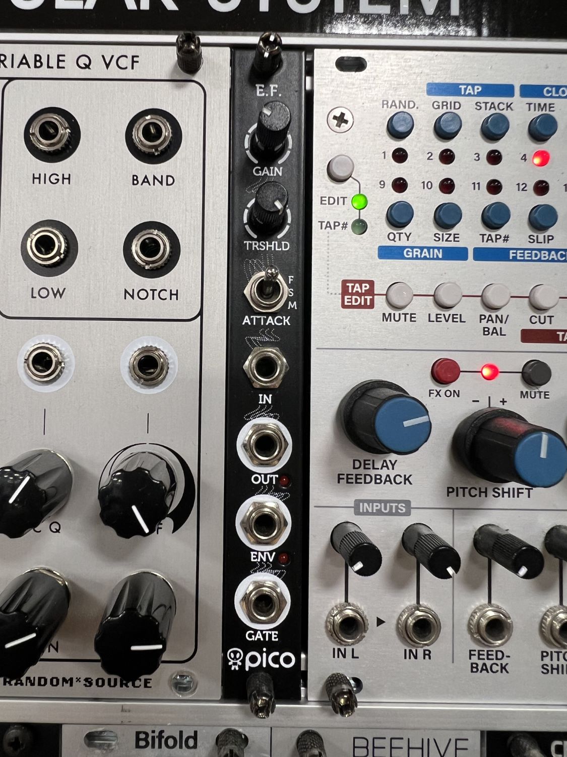 商品の詳細、状態などは【 仙台ロフト店 】022-264-9333または『商品についてのお問合せ』ボタンよりお問合せ下さい。シンセサイザー / モジュラーシンセ【特徴】狭いケースに収まる 3HPコンパクト設計が魅力的なコンパクトなエンベロープフォロワー・モジュール。外部ギターやマイク信号を+40dBブーストするプリアンプを搭載し、信号をモジュラー環境で使用できるようにブーストする信頼のErica Synthsクオリティ。【仕様】タイプ : Eurorack 幅 : 3HP奥行き :35mm消費電流 : 25mA@+12V,15mA@-12V※中古商品をご注文の方へ商品状態は画像の通りです。中古商品の為、傷や色あせ等見た目上気になる点がある場合がございます。なるべく画像にてご確認いただける様掲載をしておりますが、目視や写真では確認しにくい傷や、改造、加工がある場合がございますのでご理解の上ご注文ください。気になる点がございましたらご注文前にご連絡ください。商品到着後は動作不良以外での対応は承っておりませんので予めご了承ください。中古買取時に動作確認は行なっておりますが、中古商品のため経年劣化等によって予期せぬ不具合が発生する場合がございます。万が一商品到着後動作不良がございましたらお手数ではございますが速やかに店舗(Tel:022-264-9333)までご連絡ください。※対象商品は写真中央の2HPモジュールのみです。左右のモジュールは付属いたしません。●当サイトでは転売や営利目的としたご注文に関してはキャンセル対応をさせていただきます。●こちらの商品は店頭でも同時に販売しております。●店頭や他のサイトでの売却時には商品情報の削除は迅速な対応を心がけておりますが万が一ご注文後に売切れとなっておりました場合は誠に申し訳ありませんがご了承下さい。●商品によって調整等でお届けにお時間をいただく場合がございます。●当店ではお買い上げ明細書のお渡しは行っておりません。　ご希望の場合はご注文後、お問い合わせよりご連絡下さいませ。　メールにてPDF形式のものをお送りさせていただきます。