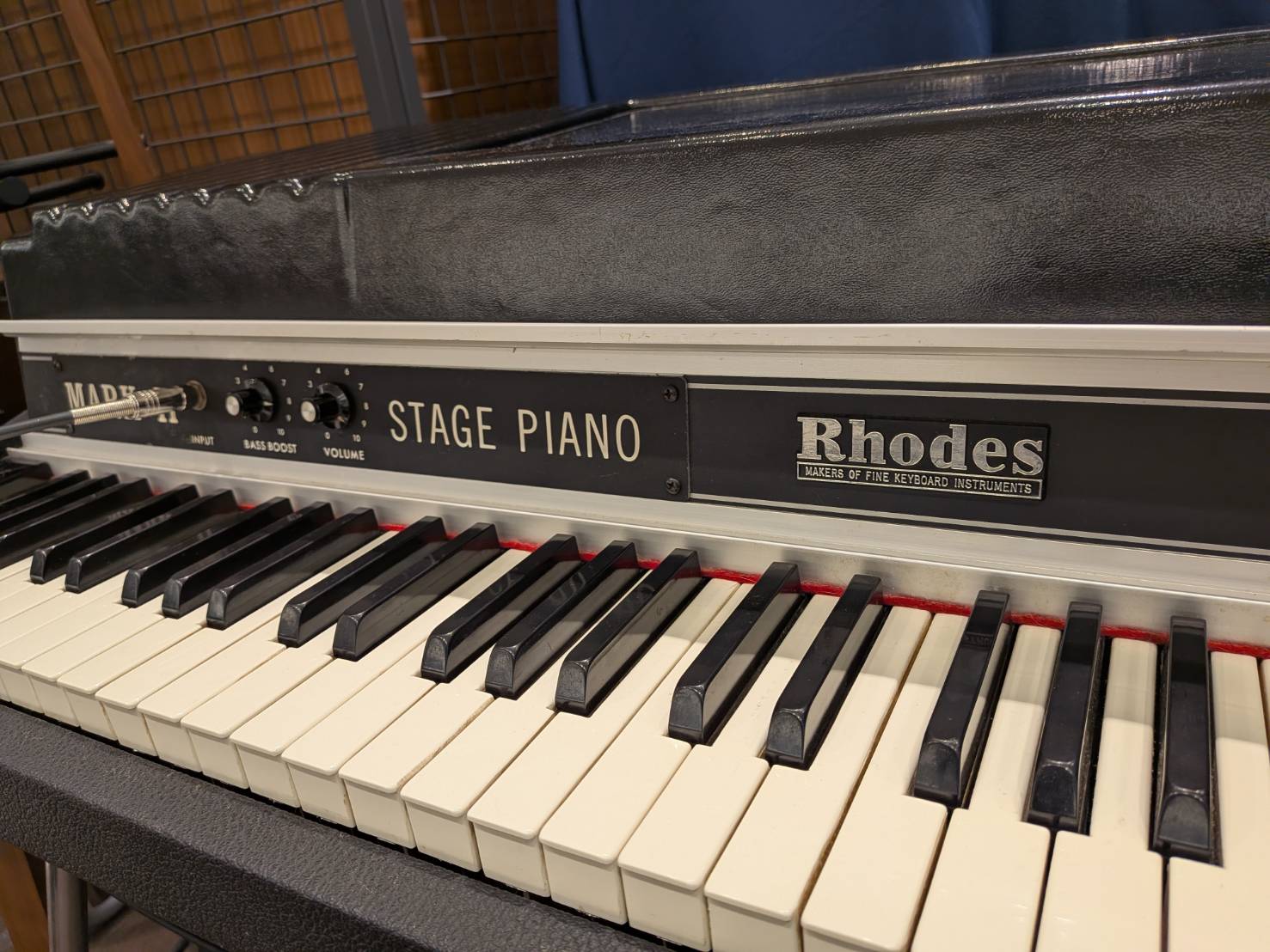 商品の詳細、状態などは【 金沢フォーラス店 】076-231-3999または『商品についてのお問合せ』ボタンよりお問合せ下さい。シンセサイザー / ステージピアノ / オルガン1979年から1983年まで製造されたエレクトリック・ピアノの代表機種Mk2 Rhodesには木製鍵盤とプラスチック鍵盤の両方のモデルが存在します。シリアルでは1979年製となっており木製鍵盤が採用されているモデルです。※現状お渡しとなります※店頭でのお持ち帰り可能な方のみ限定の販売とさせて頂きます■状態について・不良個所複数あり下記鍵盤の音がでない状態（G1,B1,D2,F#2,G2,C3,G3,D#4,,B4,B♭6）・ダンパーペダル不良・本体、ケースに打痕、擦り傷、錆び有り■付属品移動用鍵盤蓋、脚一式、ペダル一式（ペダル不良有り）●当サイトでは転売や営利目的としたご注文に関してはキャンセル対応をさせていただきます。●こちらの商品は店頭でも同時に販売しております。●店頭や他のサイトでの売却時には商品情報の削除は迅速な対応を心がけておりますが万が一ご注文後に売切れとなっておりました場合は誠に申し訳ありませんがご了承下さい。●商品によって調整等でお届けにお時間をいただく場合がございます。●当店ではお買い上げ明細書のお渡しは行っておりません。　ご希望の場合はご注文後、お問い合わせよりご連絡下さいませ。　メールにてPDF形式のものをお送りさせていただきます。