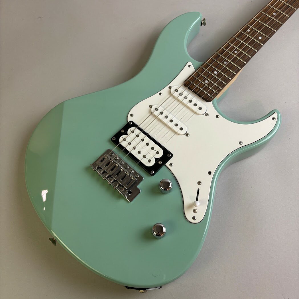 商品の詳細、状態などは【 そよら成田ニュータウン店 】0476-28-0511または『商品についてのお問合せ』ボタンよりお問合せ下さい。エレキギター【付属品】ソフトケースアーム【特徴】アルダーボディにグロスウレタン仕上げボルトオンメイプルネック＆ローズウッド指板アルニコVピックアップでクリアで音ヌケがいいサウンドを実現5ポジション・セレクター付きS/S/Hピックアップ構成コイルタップ機能を搭載し幅広いサウンドメイキングが可能ブロックサドル採用のヴィンテージトレモロ【状態】動作問題なし細かな傷多数あり【保証】6か月●当サイトでは転売や営利目的としたご注文に関してはキャンセル対応をさせていただきます。●こちらの商品は店頭でも同時に販売しております。●店頭や他のサイトでの売却時には商品情報の削除は迅速な対応を心がけておりますが万が一ご注文後に売切れとなっておりました場合は誠に申し訳ありませんがご了承下さい。●商品によって調整等でお届けにお時間をいただく場合がございます。●当店ではお買い上げ明細書のお渡しは行っておりません。　ご希望の場合はご注文後、お問い合わせよりご連絡下さいませ。　メールにてPDF形式のものをお送りさせていただきます。