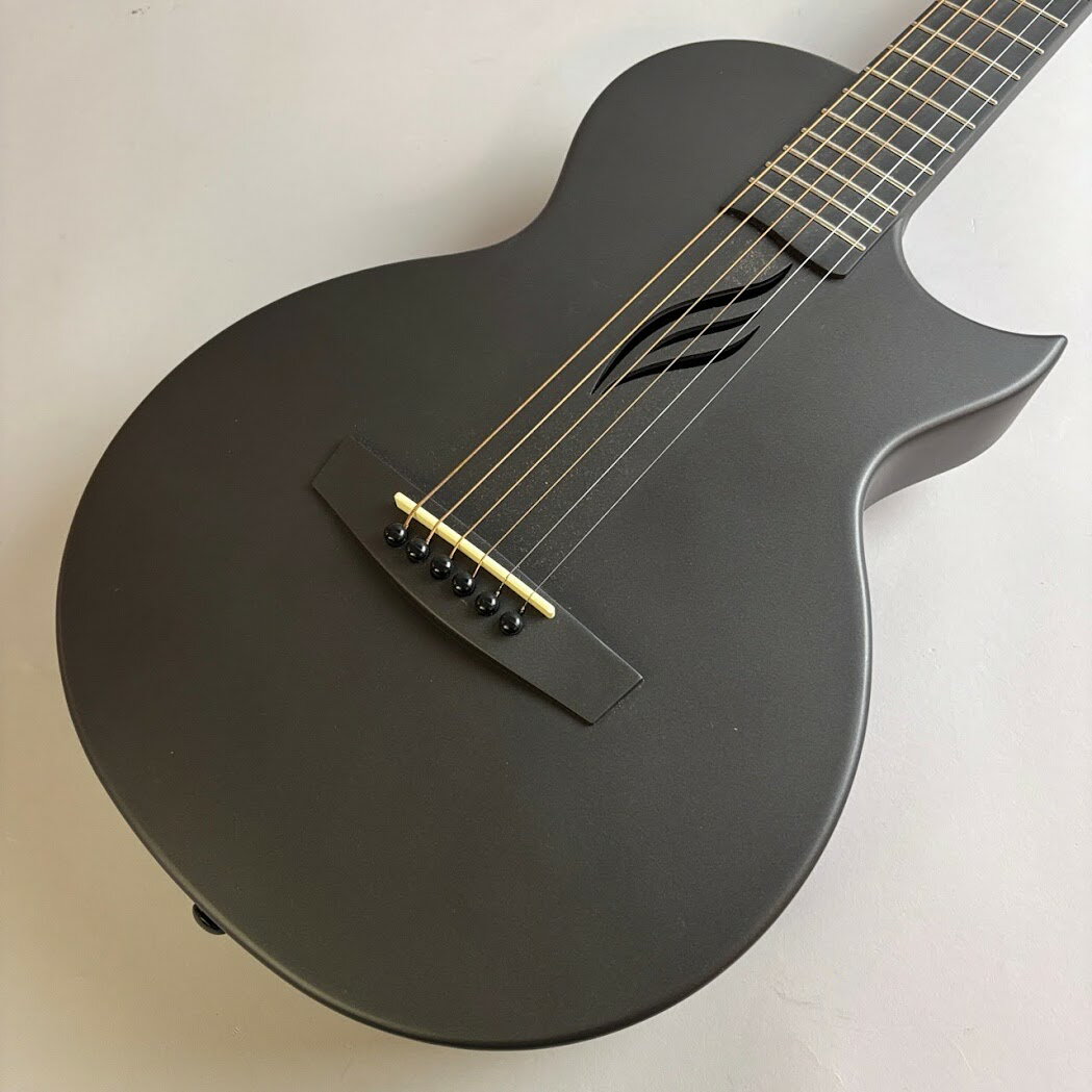 商品の詳細、状態などは【 そよら成田ニュータウン店 】0476-28-0511または『商品についてのお問合せ』ボタンよりお問合せ下さい。アコースティックギター【付属品】ケース【特徴】Nova Goはカーボンファイバー複合材料で作られているため、温度や湿度の変化の影響を受けません。暑い太陽が照りつけるビーチでくつろいだり、山奥でのハイキング旅行に持っていったり、さらに遠くの雪国で美しい Instagram の投稿を撮影したりしても、Nova Go は歪みやひび割れがなく安定しています。これがカーボンファイバー アコースティック ギターの強みです。【仕様】サイズ: 35インチ (1/2)スケール: 23-1/8"カーボンファイバーボディ【状態】ネック：まっすぐトラスロッド：余裕ありフレット残：8割弦高：6弦側2.50mm 1弦側2.00mm【保証】なし●当サイトでは転売や営利目的としたご注文に関してはキャンセル対応をさせていただきます。●こちらの商品は店頭でも同時に販売しております。●店頭や他のサイトでの売却時には商品情報の削除は迅速な対応を心がけておりますが万が一ご注文後に売切れとなっておりました場合は誠に申し訳ありませんがご了承下さい。●商品によって調整等でお届けにお時間をいただく場合がございます。●当店ではお買い上げ明細書のお渡しは行っておりません。　ご希望の場合はご注文後、お問い合わせよりご連絡下さいませ。　メールにてPDF形式のものをお送りさせていただきます。