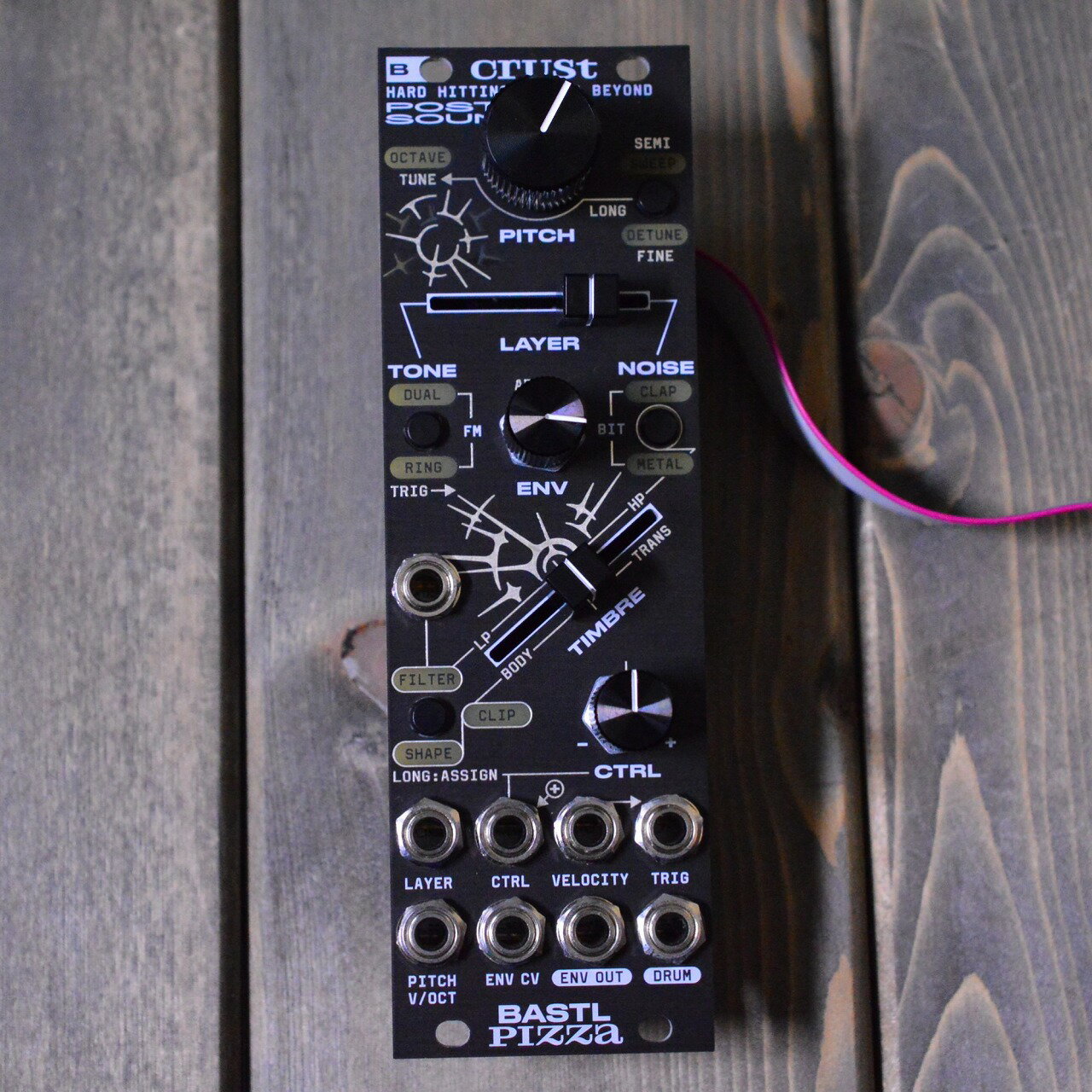 商品の詳細、状態などは【 梅田茶屋町店 】06-6292-7905または『商品についてのお問合せ』ボタンよりお問合せ下さい。シンセサイザー / モジュラーシンセ【商品状態】※※※【必ずご一読ください】※※※傷・使用感：傷・打痕などの使用感がございます。またその他の打痕・傷で写真では入りきらなかったものもありますので、お気軽に当店までお申し付けください。付属品：本体のみ、通常使用の上で問題なく演奏が可能でございます。また、こちらの商品は店内にて、現物を展示販売しております。可能な限り画像で確認出来るようにはしておりますが、ご来店が可能であれば是非現物をご確認ください。その際は店舗へ予めご連絡いただければ、当店スタッフがご準備してお待ちいたしますので、どうぞお気軽にご連絡ください。◆ご注意◆※こちらの商品は同時に店頭でも販売しております。　　売却時の商品情報の削除は迅速を心掛けておりますが、万一ご注文後に売り切れとなっておりました場合は、　　誠に申し訳ございませんがご容赦ください。※商品によって、調整等でお届けに2?3日いただく場合がございます。予めご了承ください。※商品のお問い合わせ、ご購入はメールでの対応を優先させていただく事を予めご了承ください。●当サイトでは転売や営利目的としたご注文に関してはキャンセル対応をさせていただきます。●こちらの商品は店頭でも同時に販売しております。●店頭や他のサイトでの売却時には商品情報の削除は迅速な対応を心がけておりますが万が一ご注文後に売切れとなっておりました場合は誠に申し訳ありませんがご了承下さい。●商品によって調整等でお届けにお時間をいただく場合がございます。●当店ではお買い上げ明細書のお渡しは行っておりません。　ご希望の場合はご注文後、お問い合わせよりご連絡下さいませ。　メールにてPDF形式のものをお送りさせていただきます。