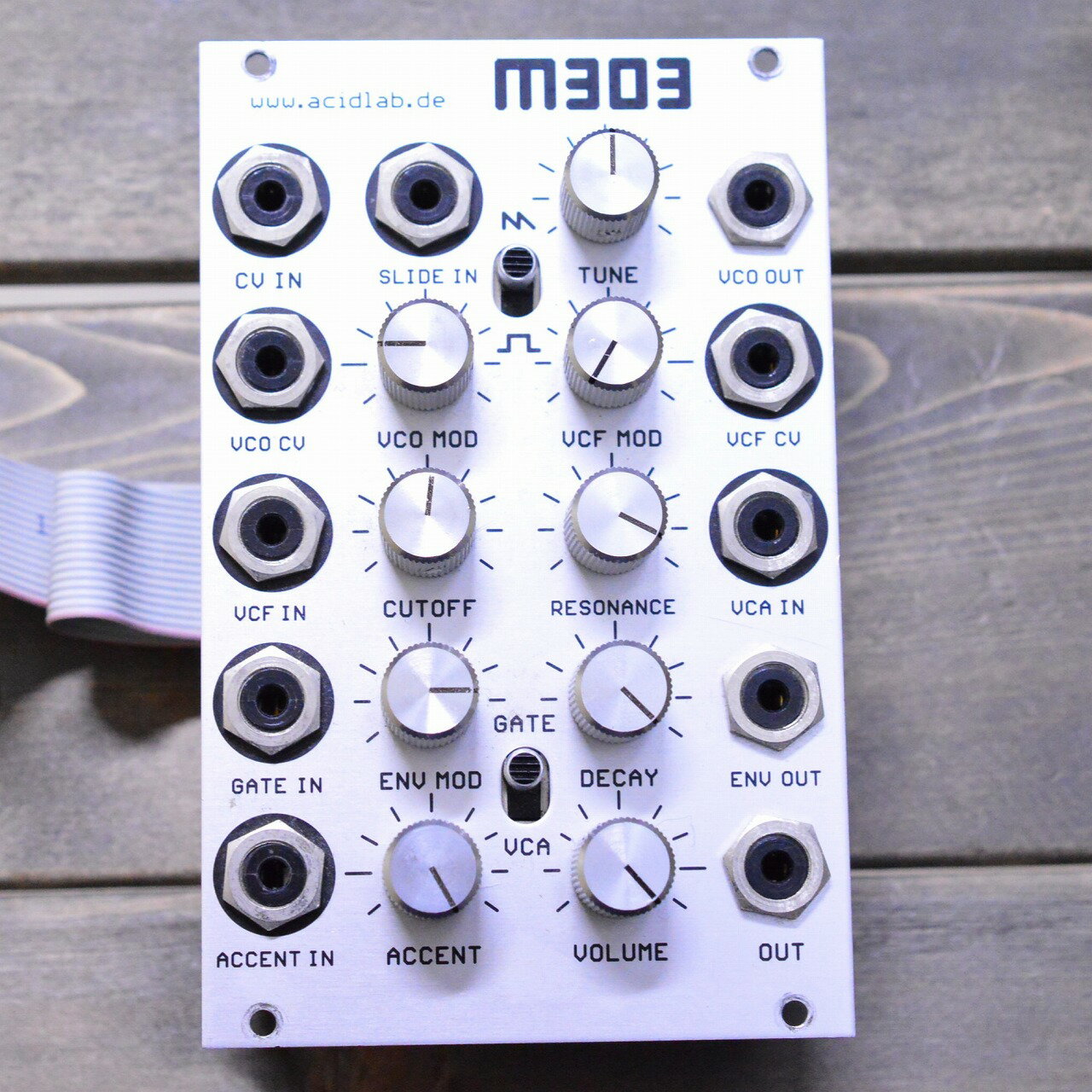 商品の詳細、状態などは【 梅田茶屋町店 】06-6292-7905または『商品についてのお問合せ』ボタンよりお問合せ下さい。シンセサイザー / モジュラーシンセ【商品状態】※※※【必ずご一読ください】※※※傷・使用感：傷・打痕などの使用感がございます。またその他の打痕・傷で写真では入りきらなかったものもありますので、お気軽に当店までお申し付けください。付属品：本体のみ、通常使用の上で問題なく演奏が可能でございます。また、こちらの商品は店内にて、現物を展示販売しております。可能な限り画像で確認出来るようにはしておりますが、ご来店が可能であれば是非現物をご確認ください。その際は店舗へ予めご連絡いただければ、当店スタッフがご準備してお待ちいたしますので、どうぞお気軽にご連絡ください。◆ご注意◆※こちらの商品は同時に店頭でも販売しております。　　売却時の商品情報の削除は迅速を心掛けておりますが、万一ご注文後に売り切れとなっておりました場合は、　　誠に申し訳ございませんがご容赦ください。※商品によって、調整等でお届けに2?3日いただく場合がございます。予めご了承ください。※商品のお問い合わせ、ご購入はメールでの対応を優先させていただく事を予めご了承ください。●当サイトでは転売や営利目的としたご注文に関してはキャンセル対応をさせていただきます。●こちらの商品は店頭でも同時に販売しております。●店頭や他のサイトでの売却時には商品情報の削除は迅速な対応を心がけておりますが万が一ご注文後に売切れとなっておりました場合は誠に申し訳ありませんがご了承下さい。●商品によって調整等でお届けにお時間をいただく場合がございます。●当店ではお買い上げ明細書のお渡しは行っておりません。　ご希望の場合はご注文後、お問い合わせよりご連絡下さいませ。　メールにてPDF形式のものをお送りさせていただきます。